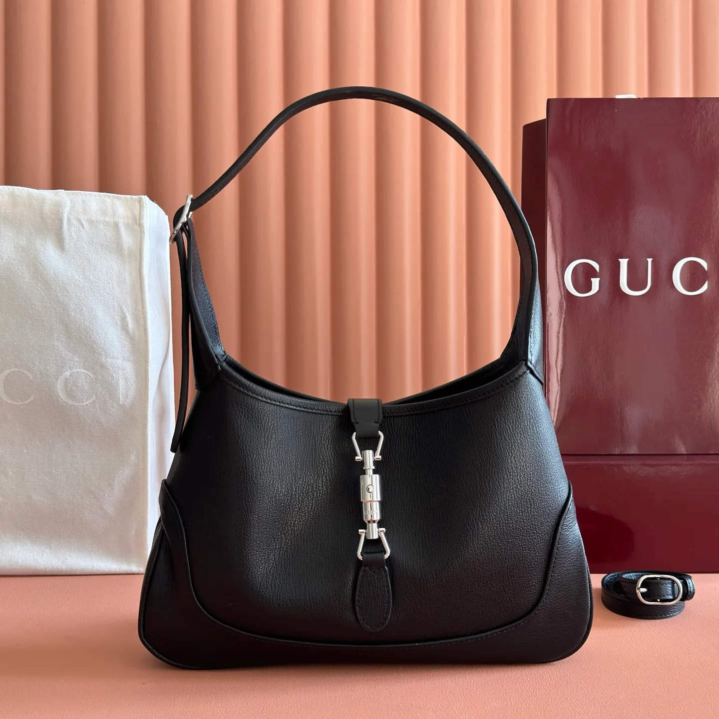 p1500. 💋💋💋"With full set of original counter packaging"💕Gucci's new series is crazy! Demna’s design vision is amazing. The dark horse of Fashion Week is none other than Gucci! The "La Famiglia" series brought by Demna takes Gucci's retro luxury to a new level. Every detail of the new product reveals the designer's ingenuity, and classic elements have been reinterpreted to make them more recognizable. From daily armpit bags to evening tassel bags, the styles span a wide range but are unified and high-end. Black leather Black leather piping Black leather lining Interior: 1 zip pocket Model number: 863137. Dimensions: 28x19x4.5cm. Color: black/full leather. Made in Italy