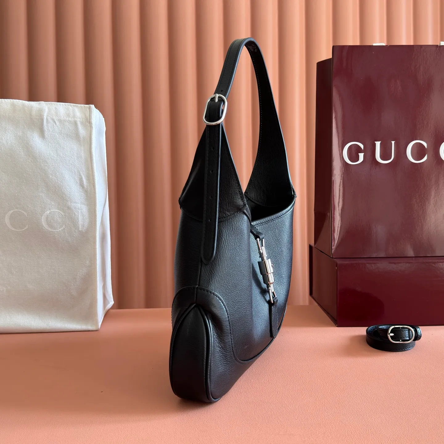 p1500. 💋💋💋"With full set of original counter packaging"💕Gucci's new series is crazy! Demna’s design vision is amazing. The dark horse of Fashion Week is none other than Gucci! The "La Famiglia" series brought by Demna takes Gucci's retro luxury to a new level. Every detail of the new product reveals the designer's ingenuity, and classic elements have been reinterpreted to make them more recognizable. From daily armpit bags to evening tassel bags, the styles span a wide range but are unified and high-end. Black leather Black leather piping Black leather lining Interior: 1 zip pocket Model number: 863137. Dimensions: 28x19x4.5cm. Color: black/full leather. Made in Italy