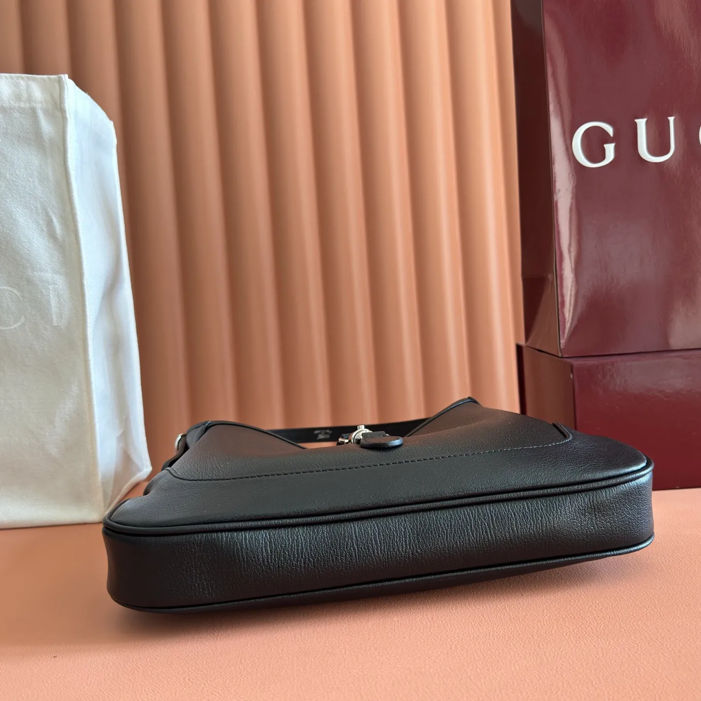 p1500. 💋💋💋"With full set of original counter packaging"💕Gucci's new series is crazy! Demna’s design vision is amazing. The dark horse of Fashion Week is none other than Gucci! The "La Famiglia" series brought by Demna takes Gucci's retro luxury to a new level. Every detail of the new product reveals the designer's ingenuity, and classic elements have been reinterpreted to make them more recognizable. From daily armpit bags to evening tassel bags, the styles span a wide range but are unified and high-end. Black leather Black leather piping Black leather lining Interior: 1 zip pocket Model number: 863137. Dimensions: 28x19x4.5cm. Color: black/full leather. Made in Italy