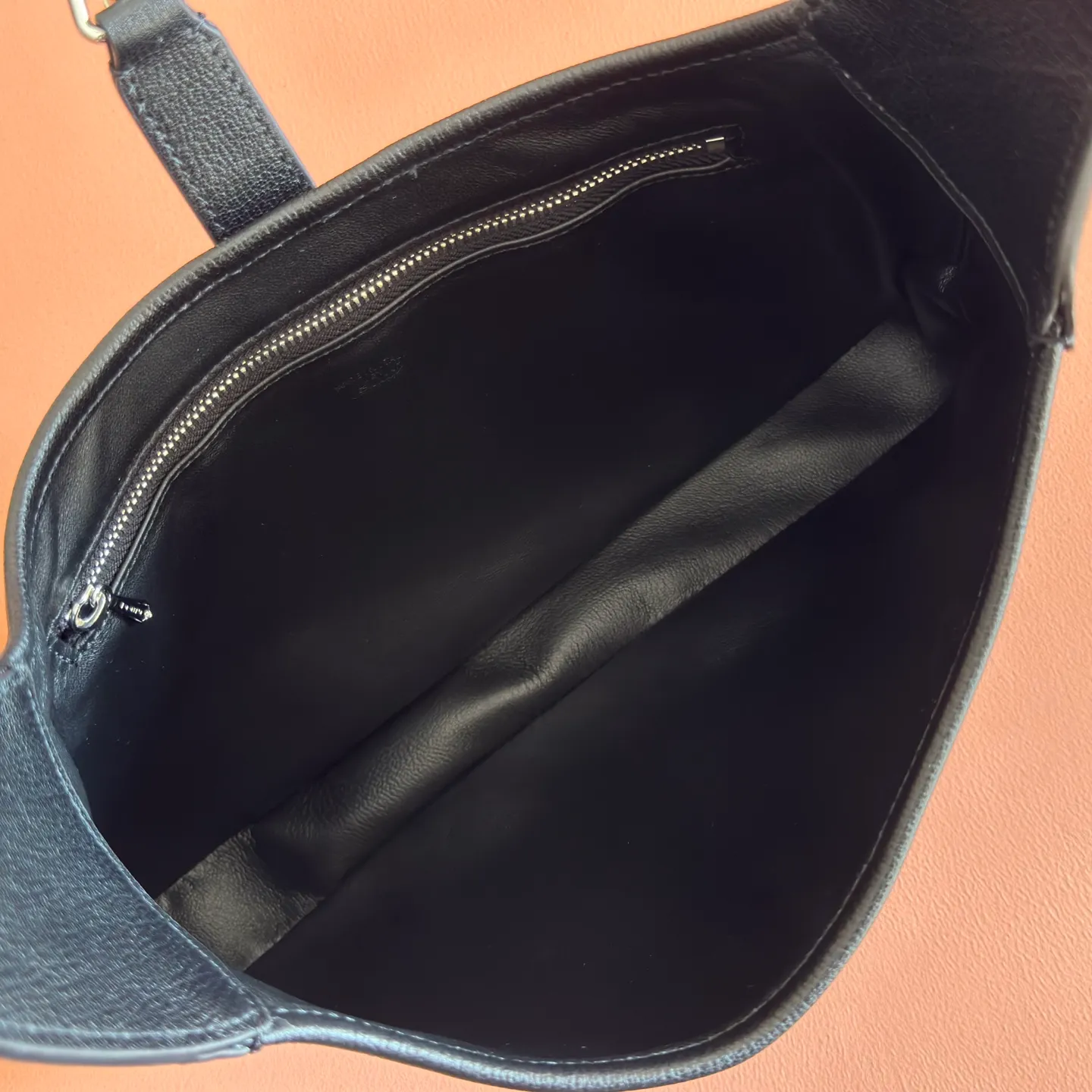 p1500. 💋💋💋"With full set of original counter packaging"💕Gucci's new series is crazy! Demna’s design vision is amazing. The dark horse of Fashion Week is none other than Gucci! The "La Famiglia" series brought by Demna takes Gucci's retro luxury to a new level. Every detail of the new product reveals the designer's ingenuity, and classic elements have been reinterpreted to make them more recognizable. From daily armpit bags to evening tassel bags, the styles span a wide range but are unified and high-end. Black leather Black leather piping Black leather lining Interior: 1 zip pocket Model number: 863137. Dimensions: 28x19x4.5cm. Color: black/full leather. Made in Italy