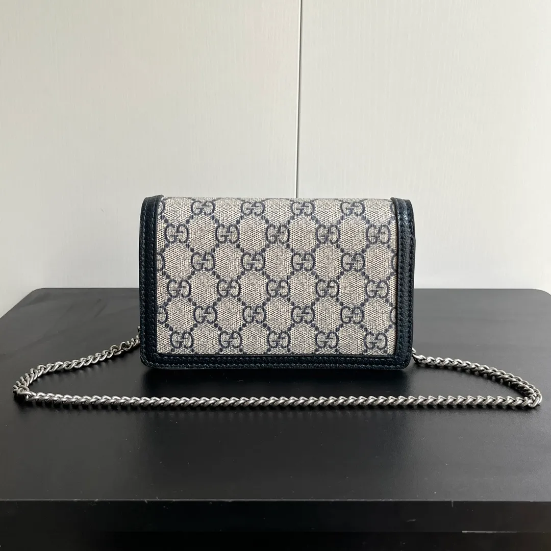 Actual shot #💰260 with box Model: 476432 Blue glue Size: 16.5x10x4.5cm 𝙂𝙪𝙘𝙘𝙞 𝘿𝙞𝙤𝙣𝙮𝙨𝙪𝙨 𝙈𝙞𝙣𝙞 16.5 Xiaogujia’s entry-level small bag is recommended. It’s not worth mentioning. It’s a classic model that can be said to be the symbol of Xiaogujia. The classic mini Dionysian buckle is paired with calfskin. This bag has a very high appearance rate. It is simply a tool for daily wear and is very popular on the street❗️