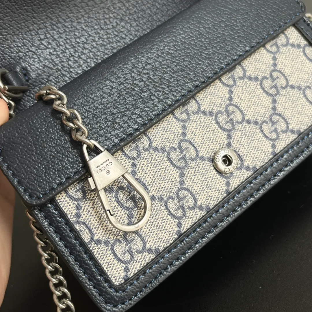 Actual shot #💰260 with box Model: 476432 Blue glue Size: 16.5x10x4.5cm 𝙂𝙪𝙘𝙘𝙞 𝘿𝙞𝙤𝙣𝙮𝙨𝙪𝙨 𝙈𝙞𝙣𝙞 16.5 Xiaogujia’s entry-level small bag is recommended. It’s not worth mentioning. It’s a classic model that can be said to be the symbol of Xiaogujia. The classic mini Dionysian buckle is paired with calfskin. This bag has a very high appearance rate. It is simply a tool for daily wear and is very popular on the street❗️
