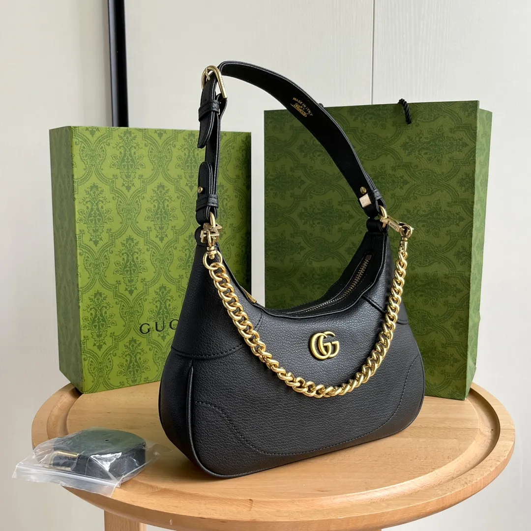Actual shot #💰320 Style number: 731817 black Size: 25✖️19✖️7cm Gucci’s new hobo crescent bag is here. There are 3 shoulder straps in total. It can be carried on one shoulder, crossbody, or under the arm. The solid color is super easy to match. The whole atmosphere is full