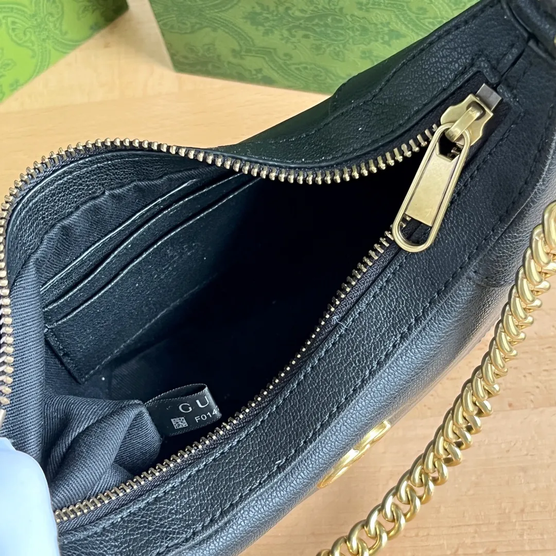 Actual shot #💰320 Style number: 731817 black Size: 25✖️19✖️7cm Gucci’s new hobo crescent bag is here. There are 3 shoulder straps in total. It can be carried on one shoulder, crossbody, or under the arm. The solid color is super easy to match. The whole atmosphere is full