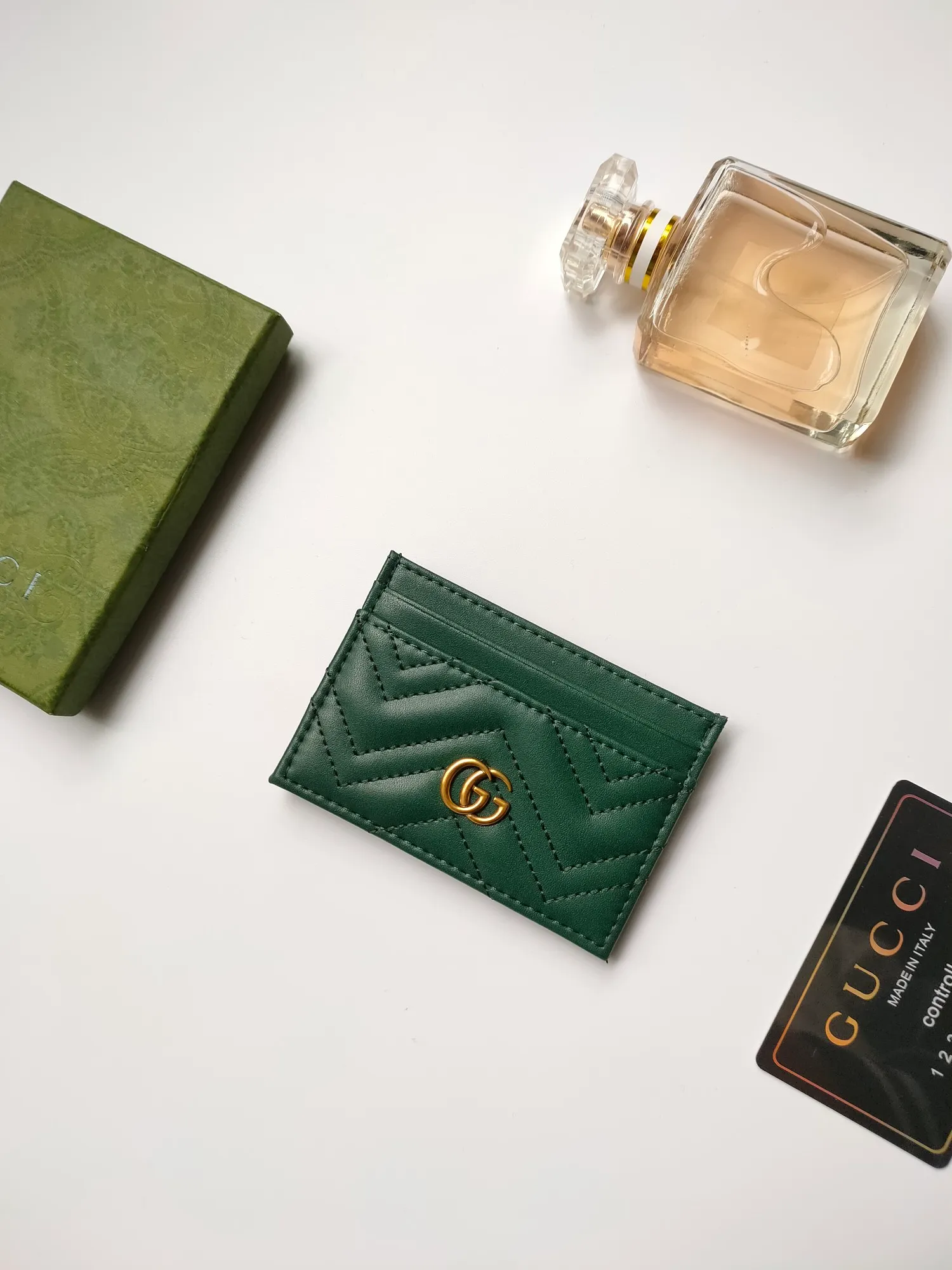 ¥90💰GUCCI’s new women’s card holder. GG Marmont card holder. Made of calfskin, quilted humanoid pattern and crafted with top-grade overseas hardware. Style number: 443127 full leather. GG Marmont card holder! Size: W10xH7cm. Comes with packaging box.
