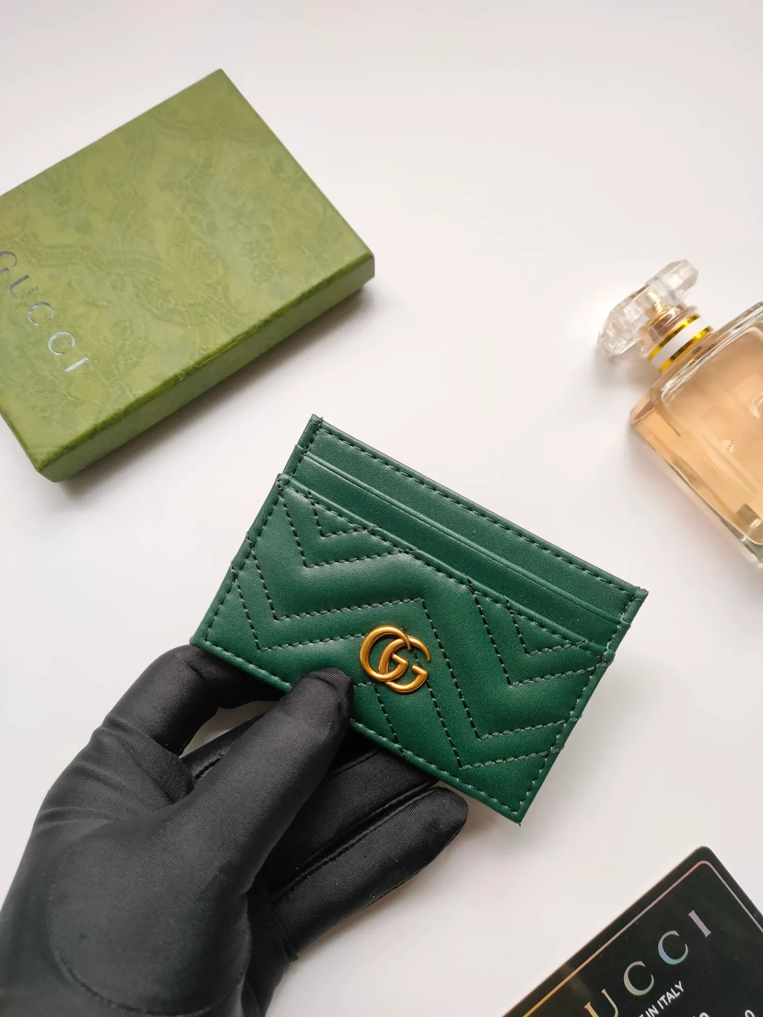 ¥90💰GUCCI’s new women’s card holder. GG Marmont card holder. Made of calfskin, quilted humanoid pattern and crafted with top-grade overseas hardware. Style number: 443127 full leather. GG Marmont card holder! Size: W10xH7cm. Comes with packaging box.