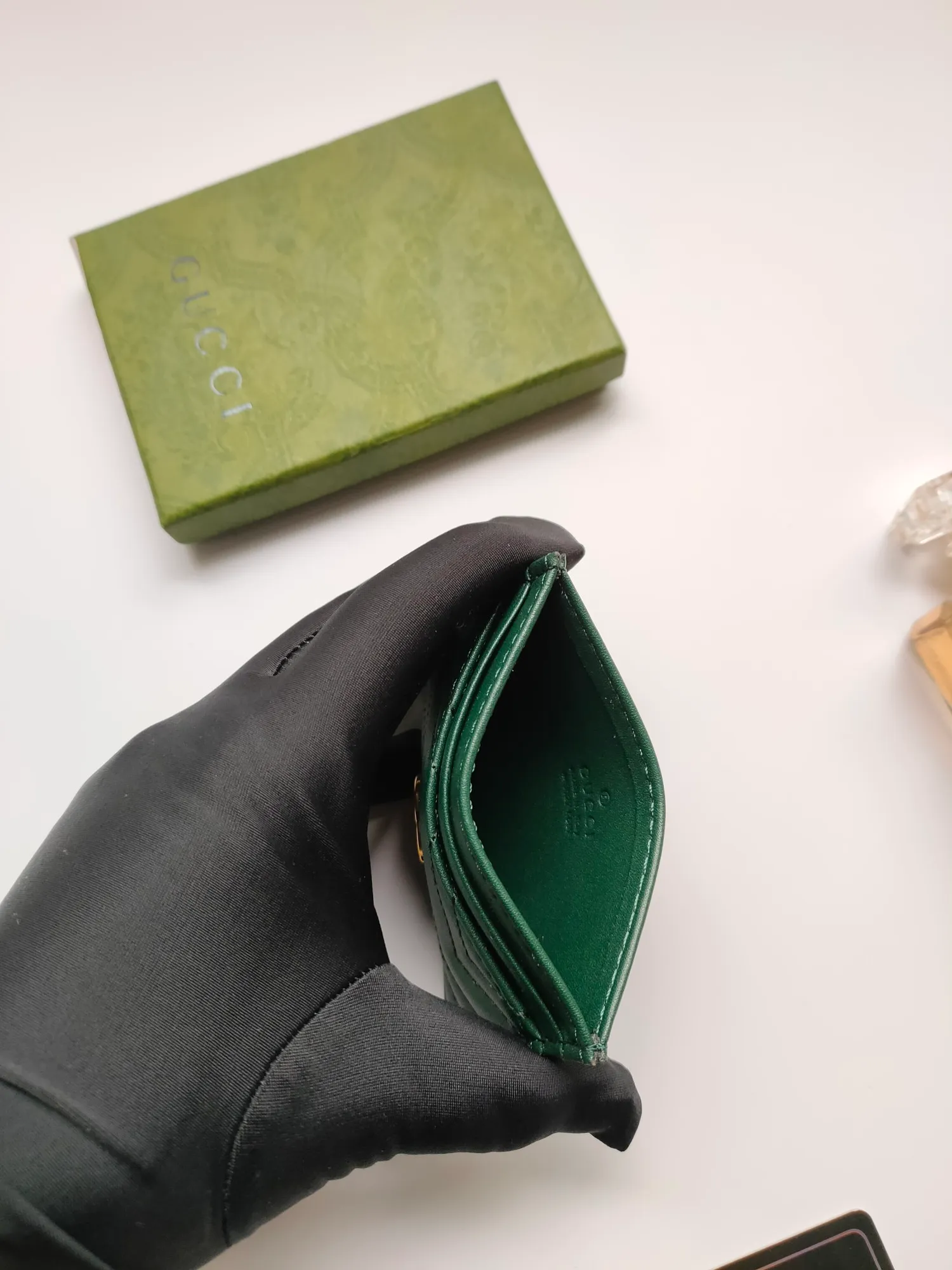 ¥90💰GUCCI’s new women’s card holder. GG Marmont card holder. Made of calfskin, quilted humanoid pattern and crafted with top-grade overseas hardware. Style number: 443127 full leather. GG Marmont card holder! Size: W10xH7cm. Comes with packaging box.