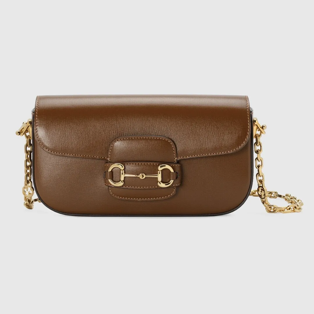 Actual shot #💰290 Style number: 735178 brown leather Size: 24✖️13.5✖️7.5cm Gucci Horsebit 1955 baguette Xiaohongshu’s new backpack has 2 shoulder straps and can be carried in the hand, cross-body or under the armpit. It is flatter and longer than the regular 1955 saddle bag. The chain is very textured. It is perfect for taking pictures when going out👍