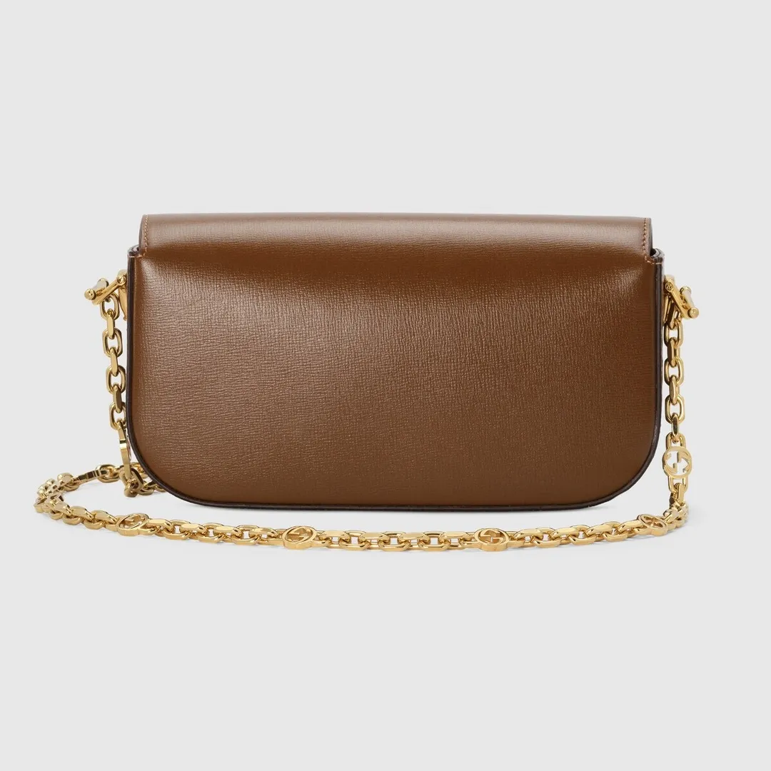 Actual shot #💰290 Style number: 735178 brown leather Size: 24✖️13.5✖️7.5cm Gucci Horsebit 1955 baguette Xiaohongshu’s new backpack has 2 shoulder straps and can be carried in the hand, cross-body or under the armpit. It is flatter and longer than the regular 1955 saddle bag. The chain is very textured. It is perfect for taking pictures when going out👍