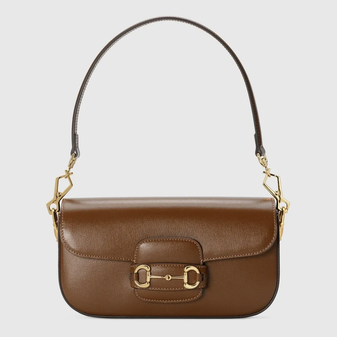 Actual shot #💰290 Style number: 735178 brown leather Size: 24✖️13.5✖️7.5cm Gucci Horsebit 1955 baguette Xiaohongshu’s new backpack has 2 shoulder straps and can be carried in the hand, cross-body or under the armpit. It is flatter and longer than the regular 1955 saddle bag. The chain is very textured. It is perfect for taking pictures when going out👍