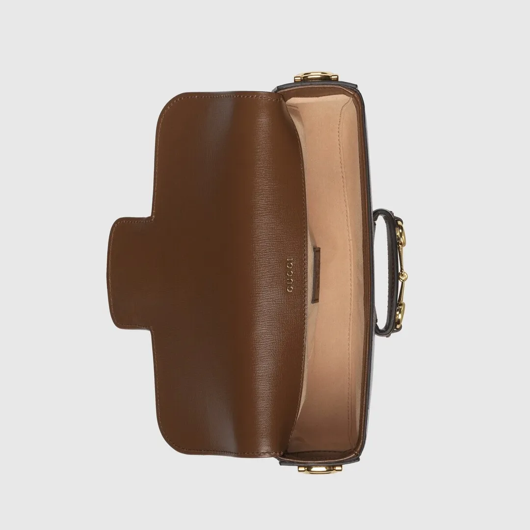 Actual shot #💰290 Style number: 735178 brown leather Size: 24✖️13.5✖️7.5cm Gucci Horsebit 1955 baguette Xiaohongshu’s new backpack has 2 shoulder straps and can be carried in the hand, cross-body or under the armpit. It is flatter and longer than the regular 1955 saddle bag. The chain is very textured. It is perfect for taking pictures when going out👍