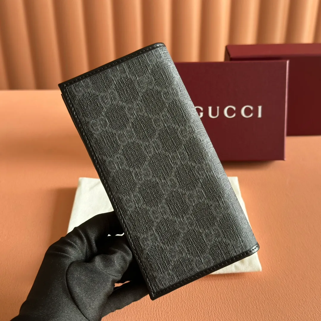 p380. 📣📣📣[Original leather accessories🌈Complete counter packaging]🔥🔥This simple and slender wallet is made of black GG Supreme canvas, decorated with tonal leather piping and an interlocking double G logo, highlighting the charm of a classic design. Black GG Supreme canvas, environmentally friendly material. Black leather trim. Viscose lining. Oval leather interlocking G plaque. Eight card compartments, two bill compartments. Size: 17.5*9cm Color: black/pvc. Model: 672947.