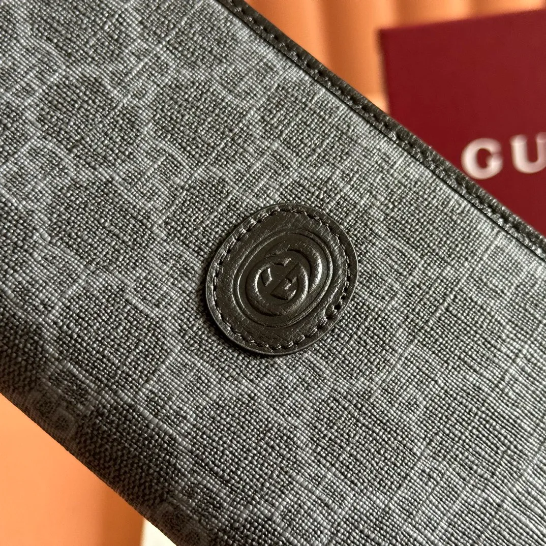 p380. 📣📣📣[Original leather accessories🌈Complete counter packaging]🔥🔥This simple and slender wallet is made of black GG Supreme canvas, decorated with tonal leather piping and an interlocking double G logo, highlighting the charm of a classic design. Black GG Supreme canvas, environmentally friendly material. Black leather trim. Viscose lining. Oval leather interlocking G plaque. Eight card compartments, two bill compartments. Size: 17.5*9cm Color: black/pvc. Model: 672947.