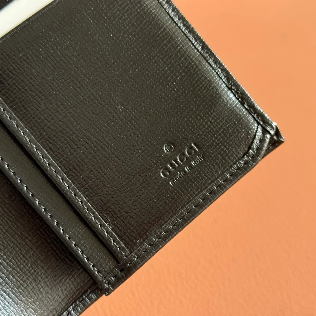 p380. 📣📣📣[Original leather accessories🌈Complete counter packaging]🔥🔥This simple and slender wallet is made of black GG Supreme canvas, decorated with tonal leather piping and an interlocking double G logo, highlighting the charm of a classic design. Black GG Supreme canvas, environmentally friendly material. Black leather trim. Viscose lining. Oval leather interlocking G plaque. Eight card compartments, two bill compartments. Size: 17.5*9cm Color: black/pvc. Model: 672947.