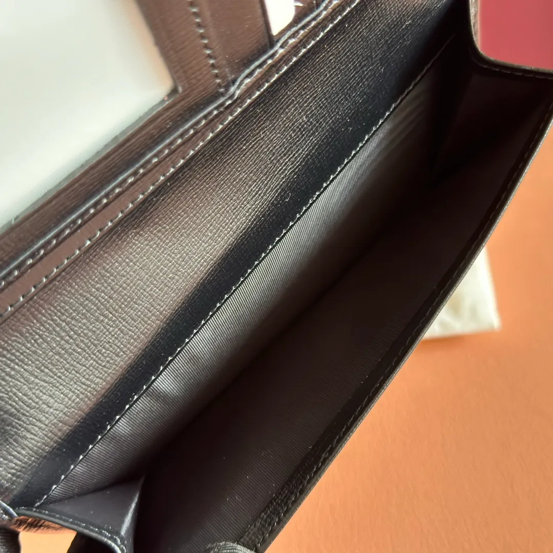 p380. 📣📣📣[Original leather accessories🌈Complete counter packaging]🔥🔥This simple and slender wallet is made of black GG Supreme canvas, decorated with tonal leather piping and an interlocking double G logo, highlighting the charm of a classic design. Black GG Supreme canvas, environmentally friendly material. Black leather trim. Viscose lining. Oval leather interlocking G plaque. Eight card compartments, two bill compartments. Size: 17.5*9cm Color: black/pvc. Model: 672947.