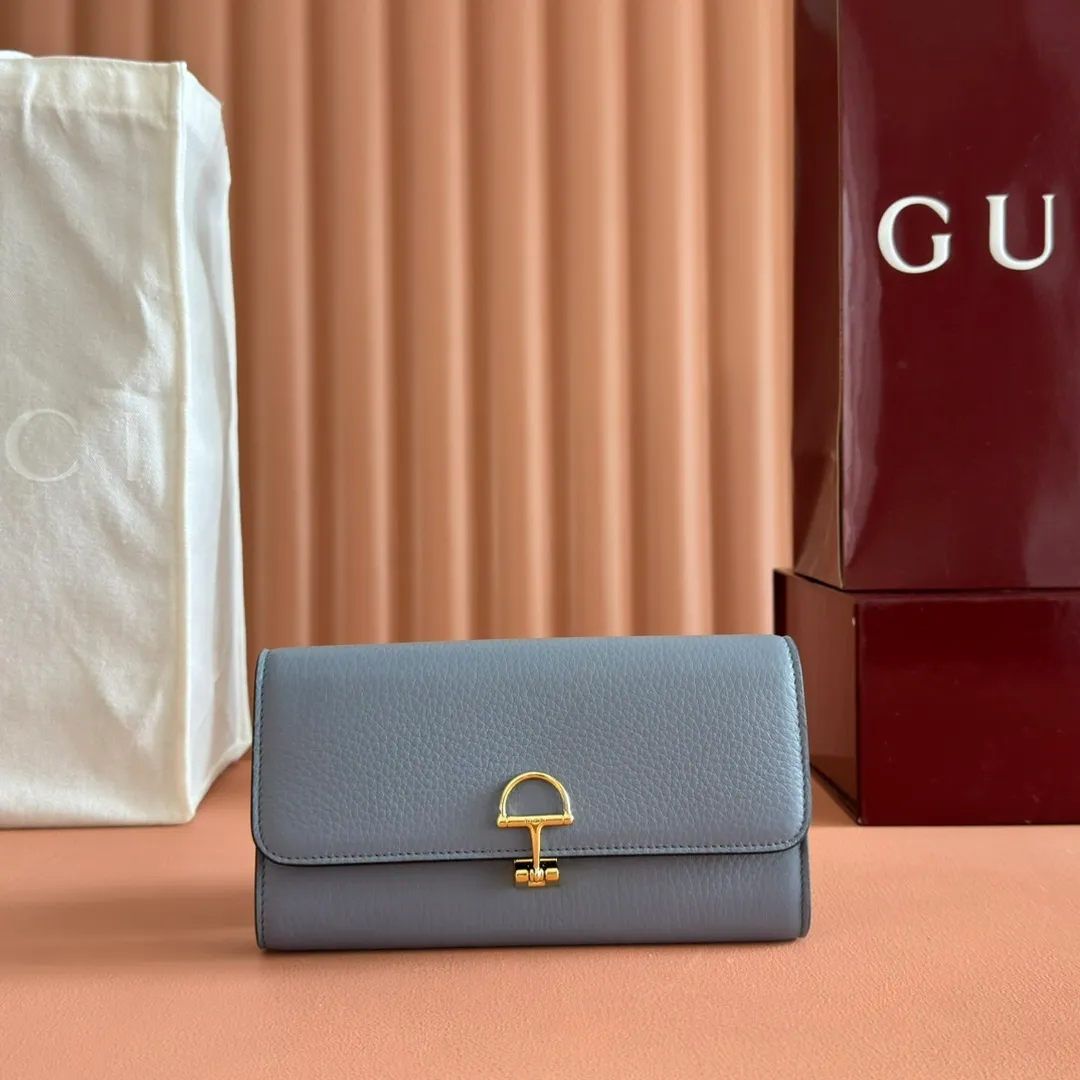 p540. 💋💋💋"With full set of original counter packaging" [New product] This Gucci Softbit series shoulder bag is ingeniously integrated with the brand's classic equestrian style accessories in the shape of a large half-horse bit. Gray-pink grained calfskin. Light gold-tone hardware. Dark brown microfiber lining. Half horsebit buckle. Ident.: 828147. Dimensions: 19x10x3.5cm.