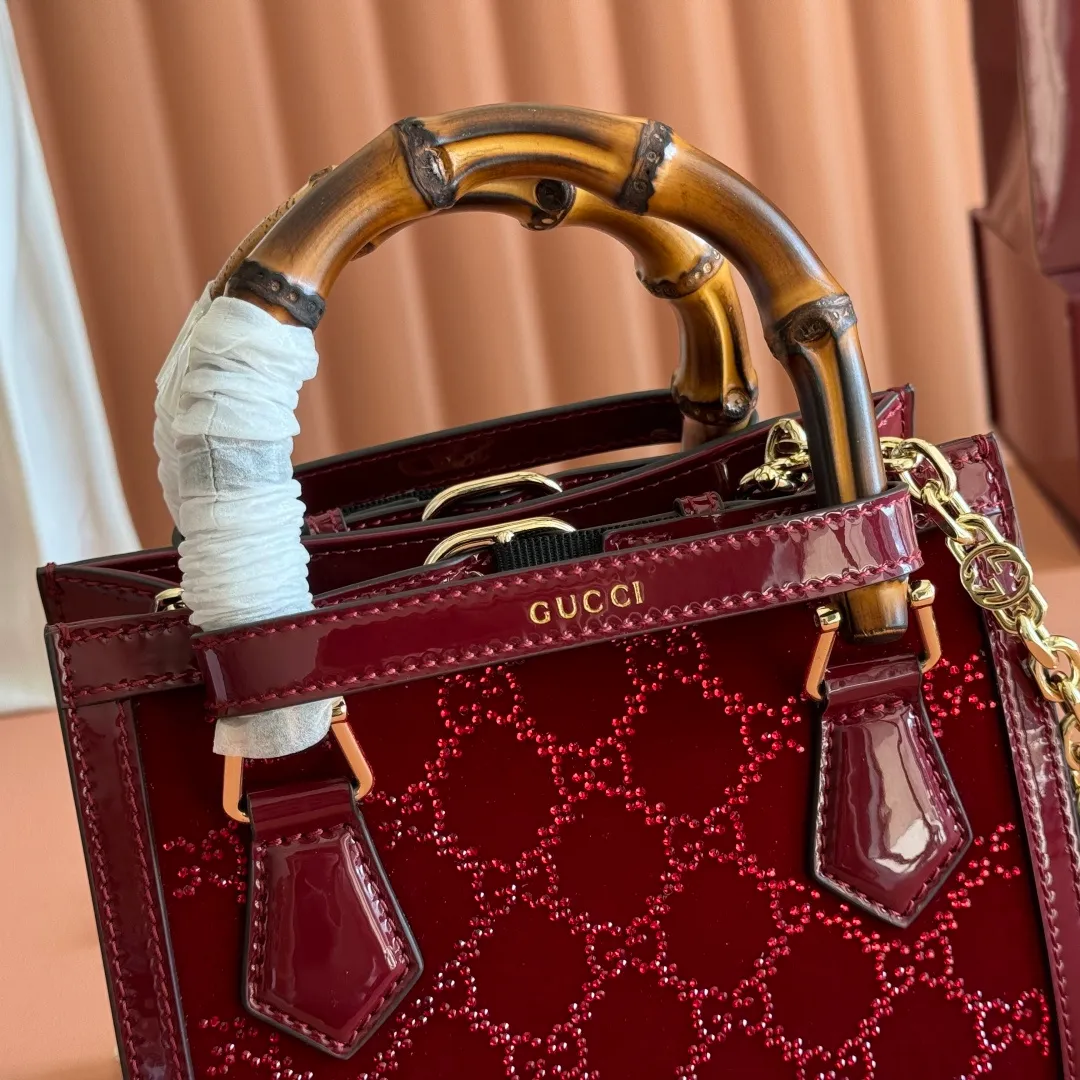 p1400. 🔥🔥🔥【Original leather with 🌈(Cdfmall Sanya Duty Free Shop Handbag)🔥🔥 DIANA series, super elegant, charming and glossy rare black lizard pattern bag with sheepskin lining, full copper chain (length 1 meter), natural bamboo handle! Mini size, but this square bag actually has a large capacity, perfect for commuting! Paired with a straw hat and sunglasses, you can travel easily and elegantly, and the rate of turning heads is very high! Style number: 707449 Size: 20*16*10.