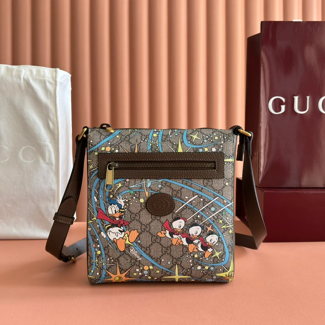 410. 💋💋💋【Original leather with counter packaging】‼ G Home 👉New style. The market's top exclusive goods control, special/counter quality 💯Using imported cowhide, original hardware! Exquisite workmanship. 💯Exclusive physical photos📷👉The quality can be seen in the picture👄👄😘😘. Style number: 645054. Dimensions: width 21*height 23*side width 4. Color: Model: Brown PVC/Donald Duck
