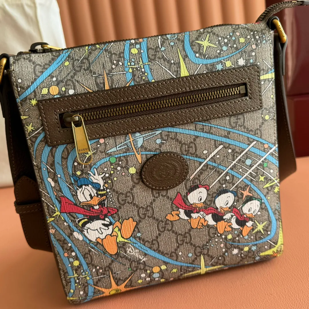 410. 💋💋💋【Original leather with counter packaging】‼ G Home 👉New style. The market's top exclusive goods control, special/counter quality 💯Using imported cowhide, original hardware! Exquisite workmanship. 💯Exclusive physical photos📷👉The quality can be seen in the picture👄👄😘😘. Style number: 645054. Dimensions: width 21*height 23*side width 4. Color: Model: Brown PVC/Donald Duck