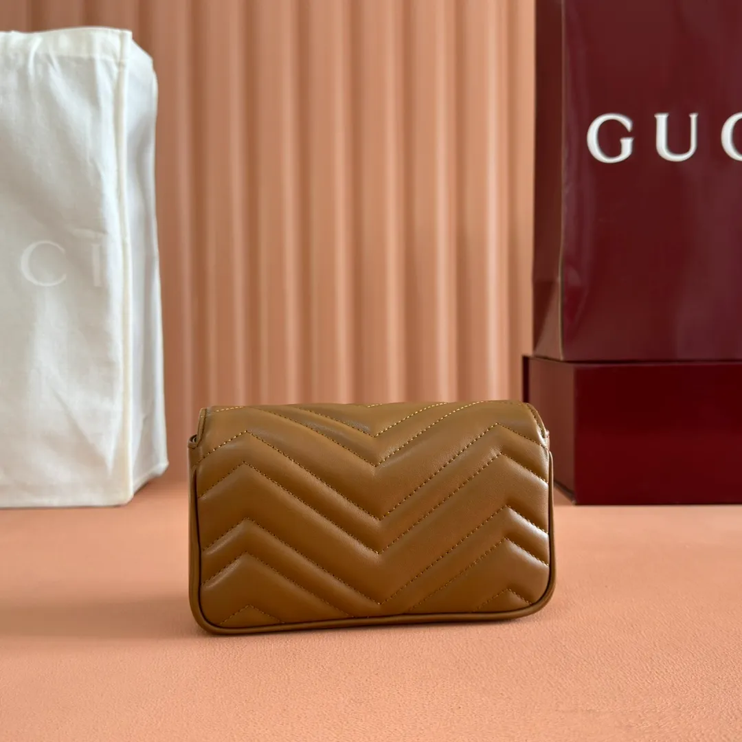 p800. 💋💋💋【Full set of packaging at the counter】👉 GG Marmont series super mini handbag This GG Marmont series super mini handbag is handmade with quilted V-shaped leather and is beautifully presented in exquisite new brown tones, adding a dazzling new work to the 2025 early spring series. This piece is embellished with the collection's iconic Double G hardware, a heritage logo from the 1970s that has become a classic symbol of the brand. New brown quilted V-shaped leather, light gold tone hardware, cotton and linen blend lining, included keychain, can be attached to the bag separately, Double G, chain shoulder strap (60 cm high), Weight: approx. 0.35 kg Ident number: 476433. Dimensions: 16.5 (length) x 10 (width) x 4.5cm (thickness) Color: new brown full leather/original leather. Made in Italy