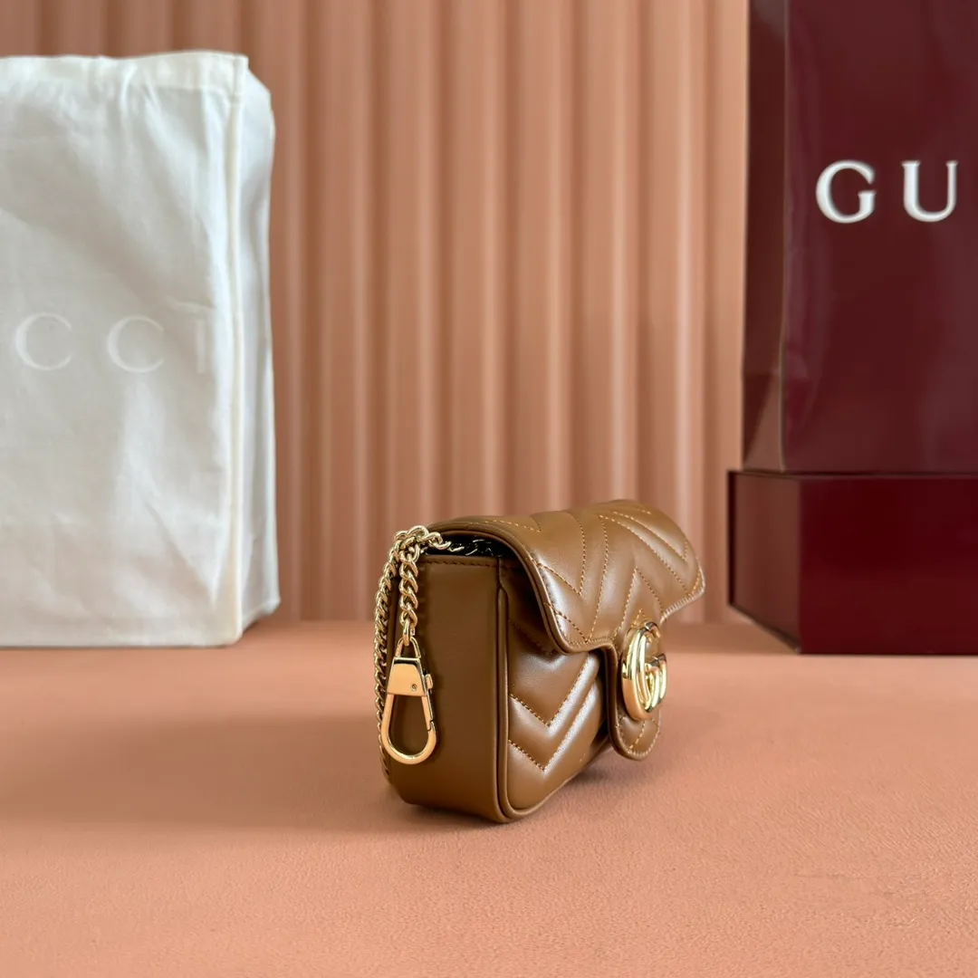 p800. 💋💋💋【Full set of packaging at the counter】👉 GG Marmont series super mini handbag This GG Marmont series super mini handbag is handmade with quilted V-shaped leather and is beautifully presented in exquisite new brown tones, adding a dazzling new work to the 2025 early spring series. This piece is embellished with the collection's iconic Double G hardware, a heritage logo from the 1970s that has become a classic symbol of the brand. New brown quilted V-shaped leather, light gold tone hardware, cotton and linen blend lining, included keychain, can be attached to the bag separately, Double G, chain shoulder strap (60 cm high), Weight: approx. 0.35 kg Ident number: 476433. Dimensions: 16.5 (length) x 10 (width) x 4.5cm (thickness) Color: new brown full leather/original leather. Made in Italy