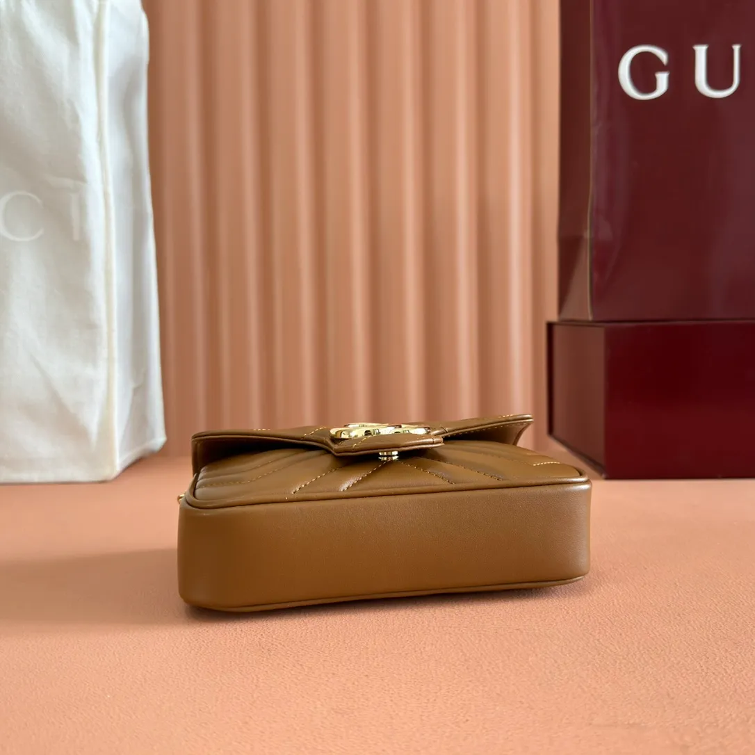 p800. 💋💋💋【Full set of packaging at the counter】👉 GG Marmont series super mini handbag This GG Marmont series super mini handbag is handmade with quilted V-shaped leather and is beautifully presented in exquisite new brown tones, adding a dazzling new work to the 2025 early spring series. This piece is embellished with the collection's iconic Double G hardware, a heritage logo from the 1970s that has become a classic symbol of the brand. New brown quilted V-shaped leather, light gold tone hardware, cotton and linen blend lining, included keychain, can be attached to the bag separately, Double G, chain shoulder strap (60 cm high), Weight: approx. 0.35 kg Ident number: 476433. Dimensions: 16.5 (length) x 10 (width) x 4.5cm (thickness) Color: new brown full leather/original leather. Made in Italy