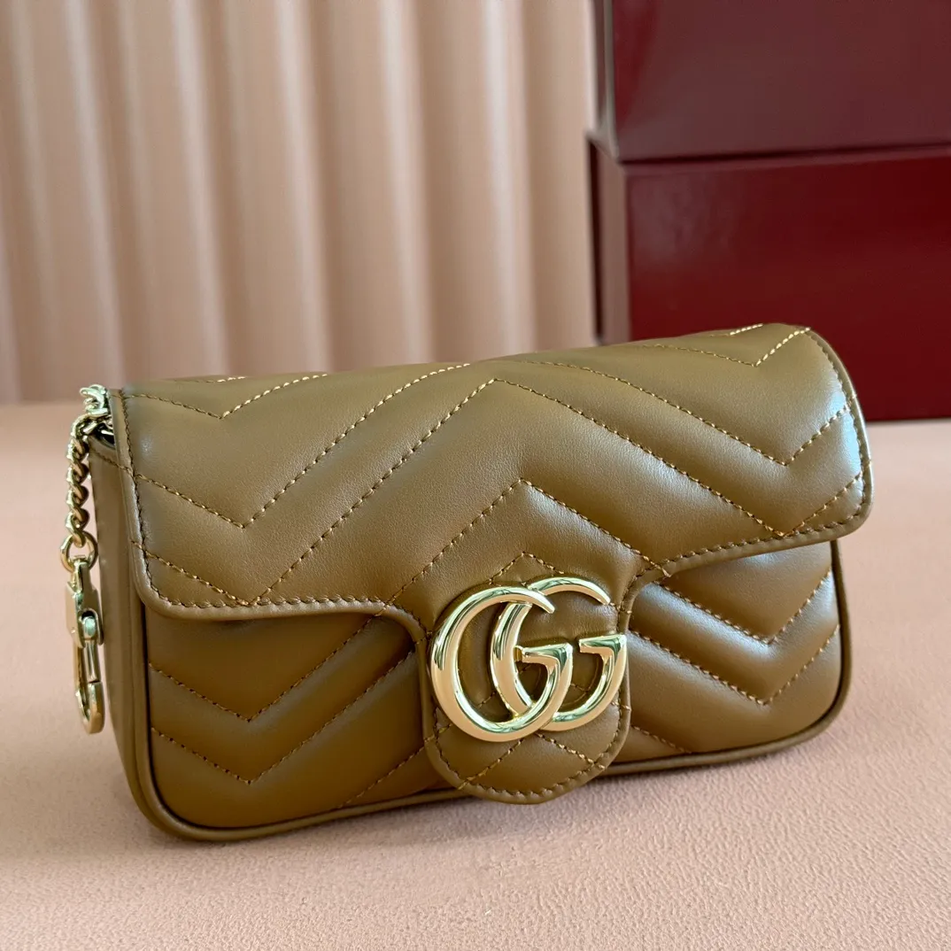 p800. 💋💋💋【Full set of packaging at the counter】👉 GG Marmont series super mini handbag This GG Marmont series super mini handbag is handmade with quilted V-shaped leather and is beautifully presented in exquisite new brown tones, adding a dazzling new work to the 2025 early spring series. This piece is embellished with the collection's iconic Double G hardware, a heritage logo from the 1970s that has become a classic symbol of the brand. New brown quilted V-shaped leather, light gold tone hardware, cotton and linen blend lining, included keychain, can be attached to the bag separately, Double G, chain shoulder strap (60 cm high), Weight: approx. 0.35 kg Ident number: 476433. Dimensions: 16.5 (length) x 10 (width) x 4.5cm (thickness) Color: new brown full leather/original leather. Made in Italy