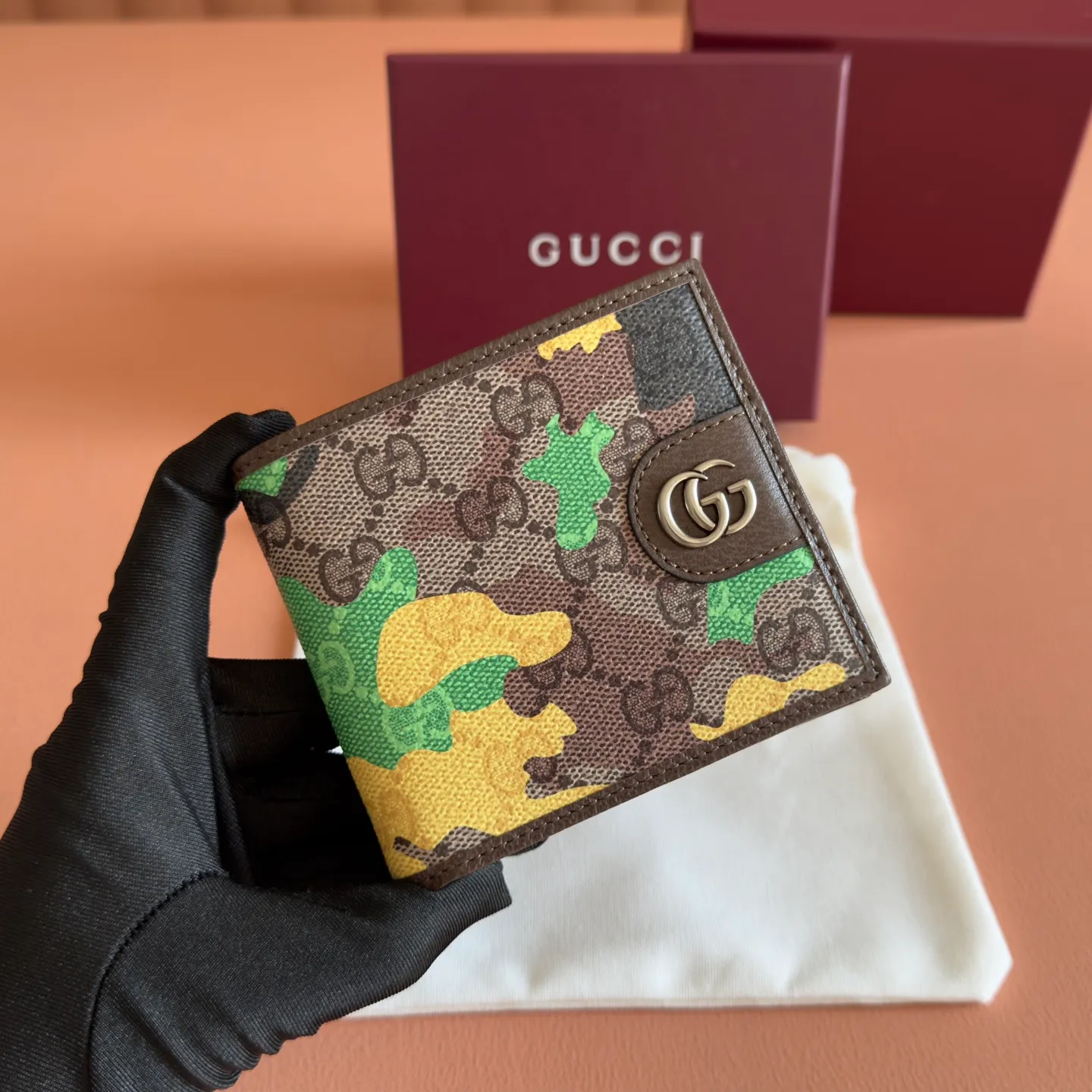 p360. 💋💋💋【With full set of original counter packaging】Vivid camouflage combined with unique color matching, a new interpretation of the classic GG pattern. This bifold wallet is crafted from coated fabric with a marbled GG monogram pattern and features Double G details. Green and yellow camouflage marbled GG monogram coated fabric Brown leather trim Palladium tone hardware Brown taffeta lining Double G Web detail Interior: 8 card compartments, 1 bill compartment, 2 internal flat pockets (under card compartment) Ident.: 834271. Dimensions when closed: 11cm (width) x 9cm (h); Dimensions when open: 21cm (width) x 9cm (h) Weight: approx. 110g Color: green camouflage/pvc. Made in Italy