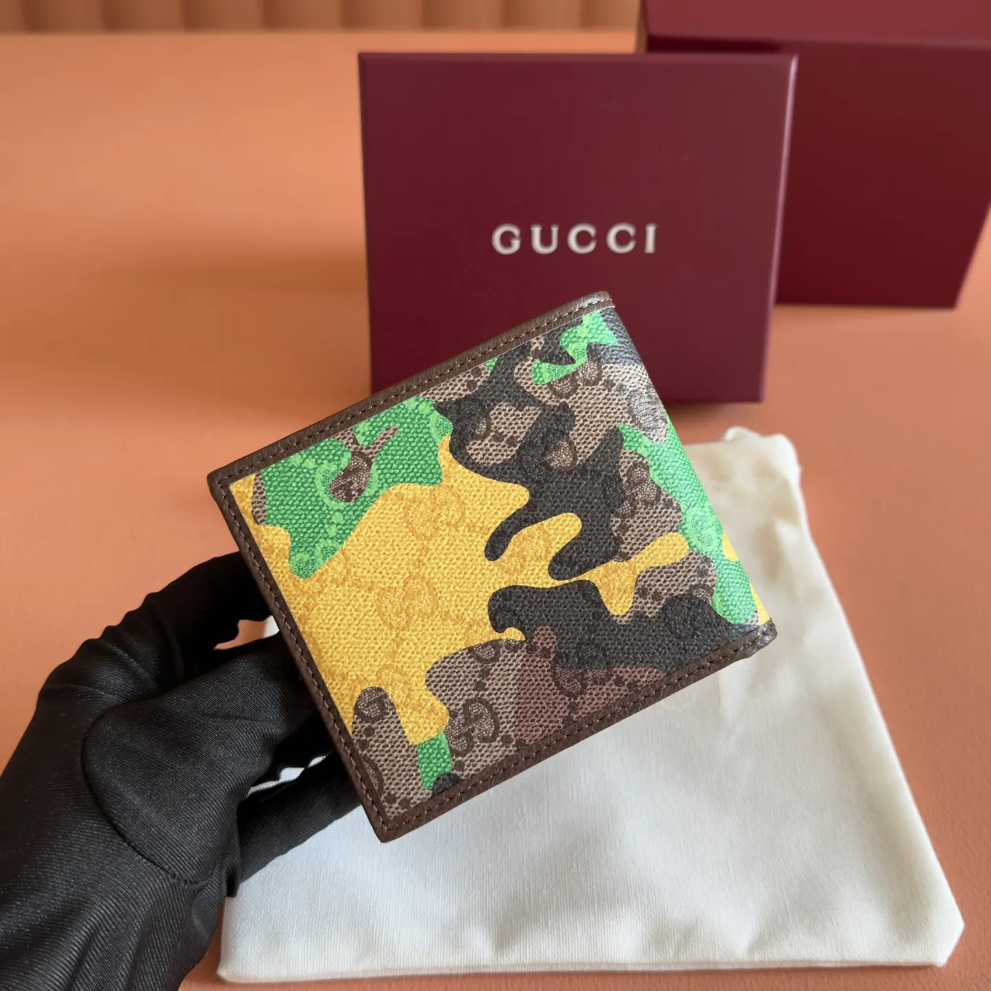 p360. 💋💋💋【With full set of original counter packaging】Vivid camouflage combined with unique color matching, a new interpretation of the classic GG pattern. This bifold wallet is crafted from coated fabric with a marbled GG monogram pattern and features Double G details. Green and yellow camouflage marbled GG monogram coated fabric Brown leather trim Palladium tone hardware Brown taffeta lining Double G Web detail Interior: 8 card compartments, 1 bill compartment, 2 internal flat pockets (under card compartment) Ident.: 834271. Dimensions when closed: 11cm (width) x 9cm (h); Dimensions when open: 21cm (width) x 9cm (h) Weight: approx. 110g Color: green camouflage/pvc. Made in Italy