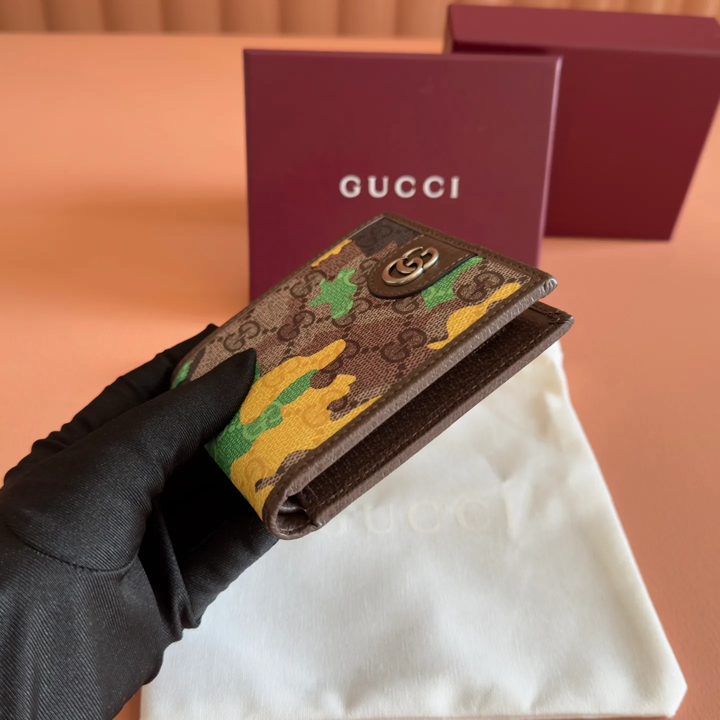 p360. 💋💋💋【With full set of original counter packaging】Vivid camouflage combined with unique color matching, a new interpretation of the classic GG pattern. This bifold wallet is crafted from coated fabric with a marbled GG monogram pattern and features Double G details. Green and yellow camouflage marbled GG monogram coated fabric Brown leather trim Palladium tone hardware Brown taffeta lining Double G Web detail Interior: 8 card compartments, 1 bill compartment, 2 internal flat pockets (under card compartment) Ident.: 834271. Dimensions when closed: 11cm (width) x 9cm (h); Dimensions when open: 21cm (width) x 9cm (h) Weight: approx. 110g Color: green camouflage/pvc. Made in Italy