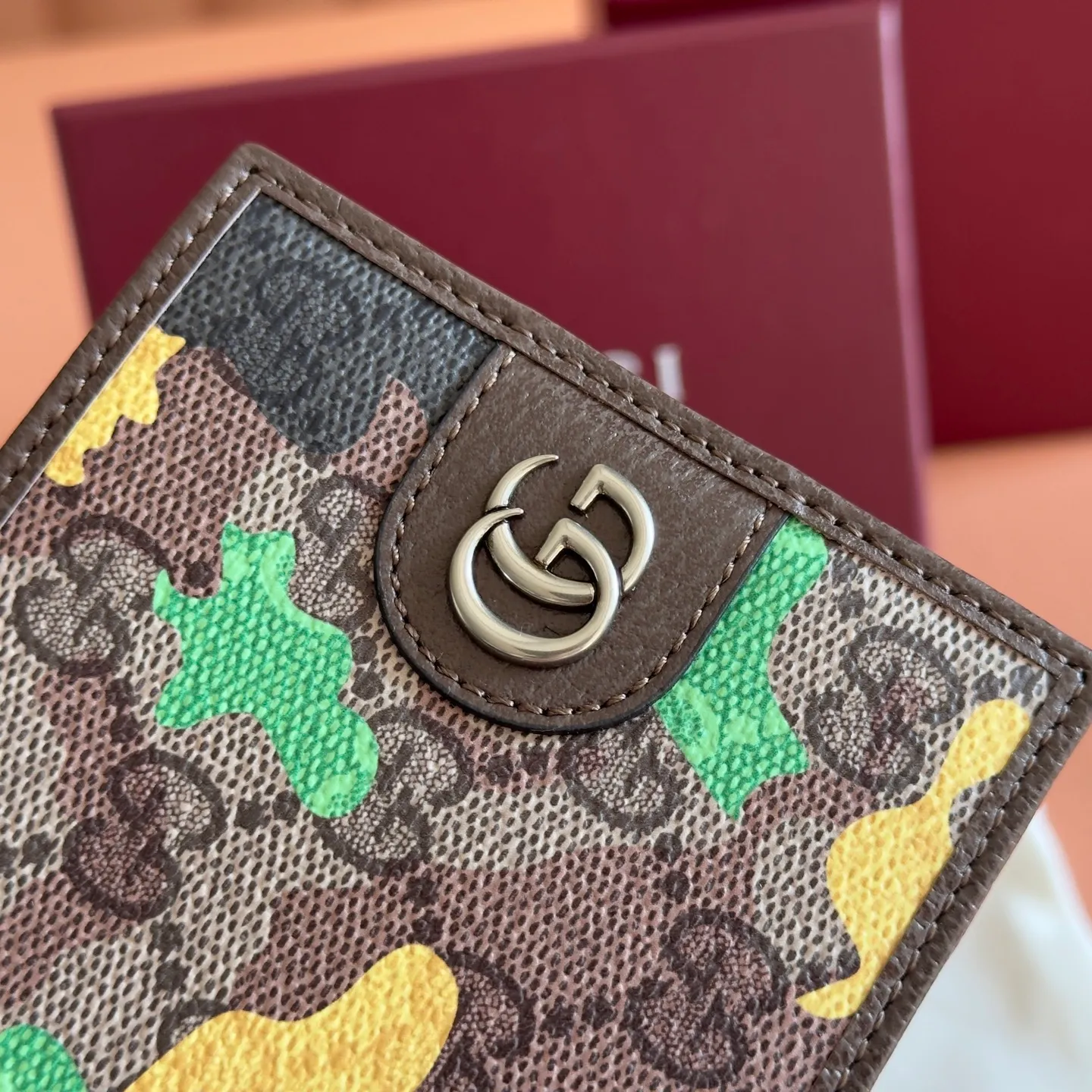 p360. 💋💋💋【With full set of original counter packaging】Vivid camouflage combined with unique color matching, a new interpretation of the classic GG pattern. This bifold wallet is crafted from coated fabric with a marbled GG monogram pattern and features Double G details. Green and yellow camouflage marbled GG monogram coated fabric Brown leather trim Palladium tone hardware Brown taffeta lining Double G Web detail Interior: 8 card compartments, 1 bill compartment, 2 internal flat pockets (under card compartment) Ident.: 834271. Dimensions when closed: 11cm (width) x 9cm (h); Dimensions when open: 21cm (width) x 9cm (h) Weight: approx. 110g Color: green camouflage/pvc. Made in Italy