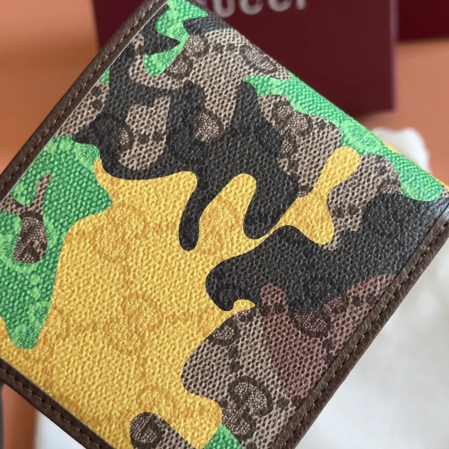p360. 💋💋💋【With full set of original counter packaging】Vivid camouflage combined with unique color matching, a new interpretation of the classic GG pattern. This bifold wallet is crafted from coated fabric with a marbled GG monogram pattern and features Double G details. Green and yellow camouflage marbled GG monogram coated fabric Brown leather trim Palladium tone hardware Brown taffeta lining Double G Web detail Interior: 8 card compartments, 1 bill compartment, 2 internal flat pockets (under card compartment) Ident.: 834271. Dimensions when closed: 11cm (width) x 9cm (h); Dimensions when open: 21cm (width) x 9cm (h) Weight: approx. 110g Color: green camouflage/pvc. Made in Italy