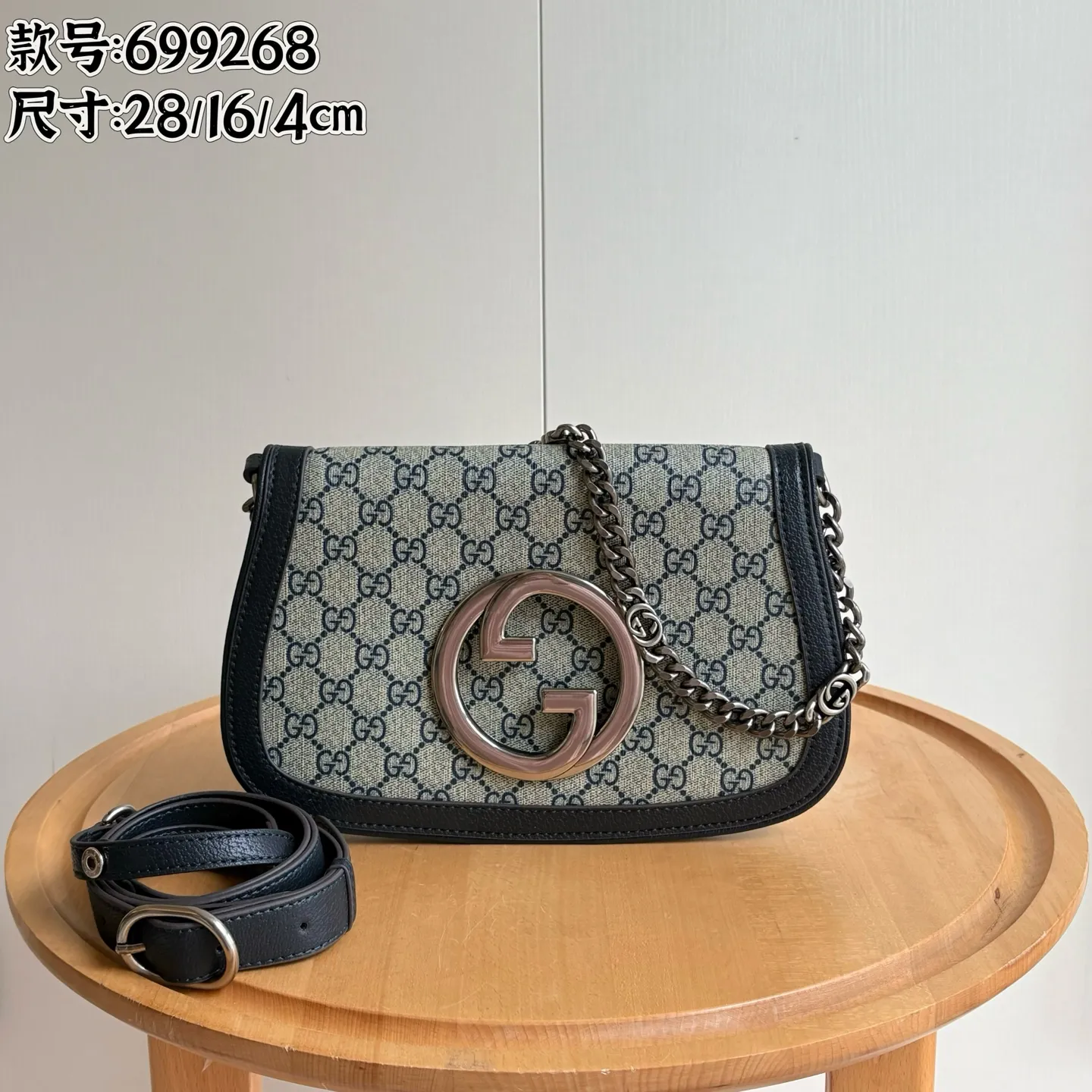 Actual shot #💰360 Style number: 699268 blue silver Size: 28/16/4cm 𝐁𝐥𝐨𝐧𝐝𝐢𝐞 series shoulder bag canvas. Retro elements meet archive details, paying tribute to the charming fashion that permeated the "March of Love" fashion show. This shoulder bag is made of GG Supreme canvas with a delicate chain strap design, exuding a classic and timeless elegance. The round structure pays homage to the collection's charm with a renewed style, and the historic Guccio Gucci monogram enhances the style of the entire piece.