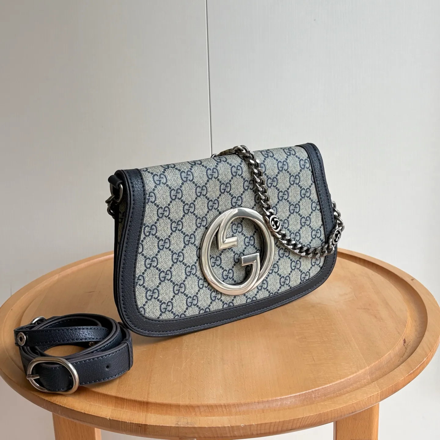 Actual shot #💰360 Style number: 699268 blue silver Size: 28/16/4cm 𝐁𝐥𝐨𝐧𝐝𝐢𝐞 series shoulder bag canvas. Retro elements meet archive details, paying tribute to the charming fashion that permeated the "March of Love" fashion show. This shoulder bag is made of GG Supreme canvas with a delicate chain strap design, exuding a classic and timeless elegance. The round structure pays homage to the collection's charm with a renewed style, and the historic Guccio Gucci monogram enhances the style of the entire piece.