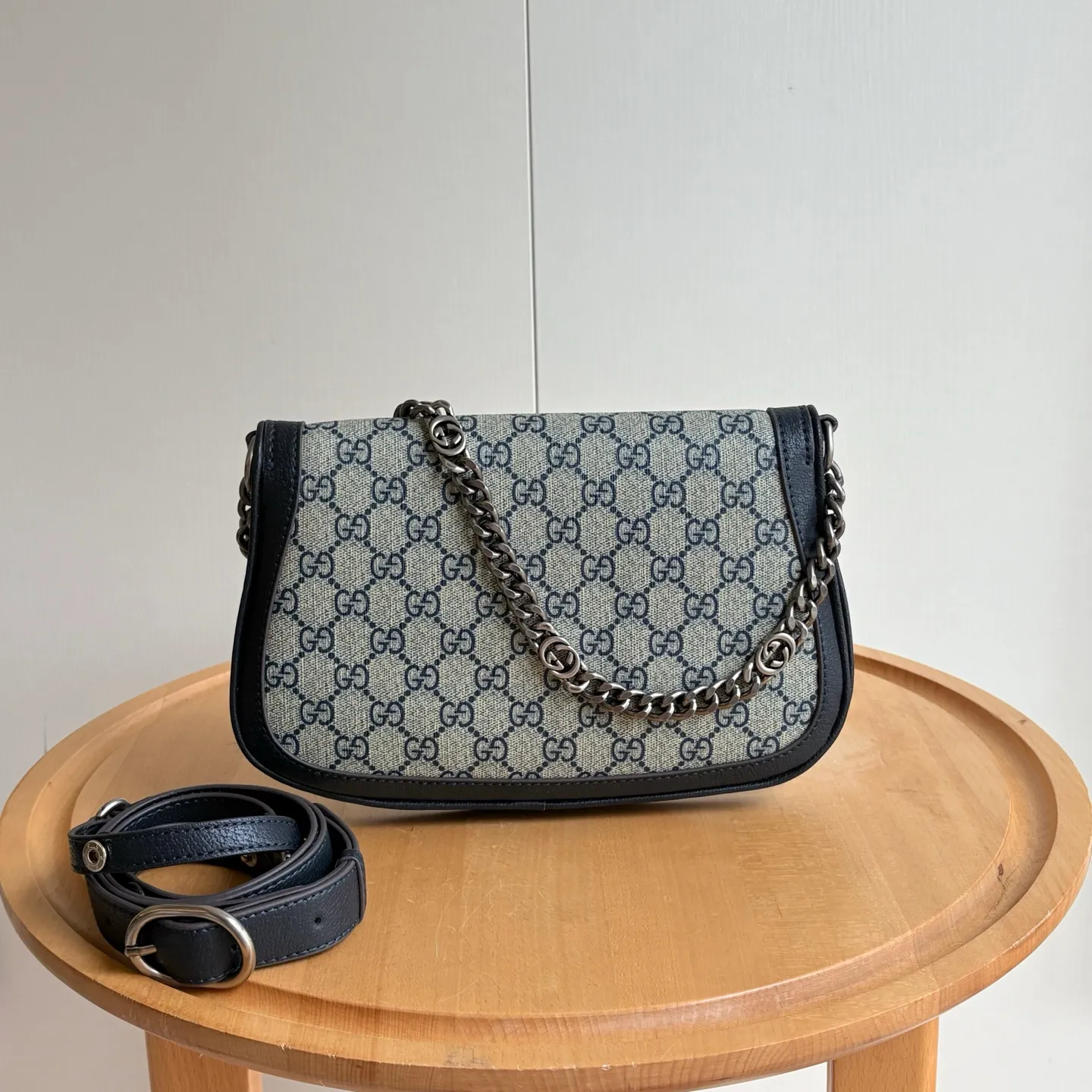 Actual shot #💰360 Style number: 699268 blue silver Size: 28/16/4cm 𝐁𝐥𝐨𝐧𝐝𝐢𝐞 series shoulder bag canvas. Retro elements meet archive details, paying tribute to the charming fashion that permeated the "March of Love" fashion show. This shoulder bag is made of GG Supreme canvas with a delicate chain strap design, exuding a classic and timeless elegance. The round structure pays homage to the collection's charm with a renewed style, and the historic Guccio Gucci monogram enhances the style of the entire piece.