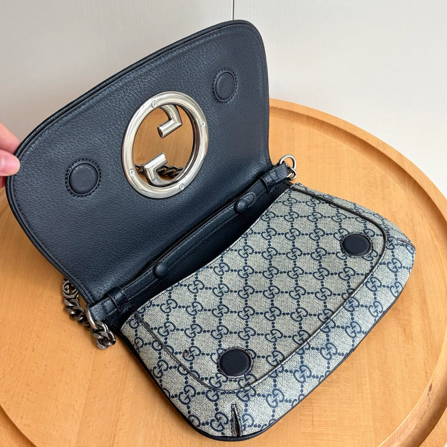 Actual shot #💰360 Style number: 699268 blue silver Size: 28/16/4cm 𝐁𝐥𝐨𝐧𝐝𝐢𝐞 series shoulder bag canvas. Retro elements meet archive details, paying tribute to the charming fashion that permeated the "March of Love" fashion show. This shoulder bag is made of GG Supreme canvas with a delicate chain strap design, exuding a classic and timeless elegance. The round structure pays homage to the collection's charm with a renewed style, and the historic Guccio Gucci monogram enhances the style of the entire piece.