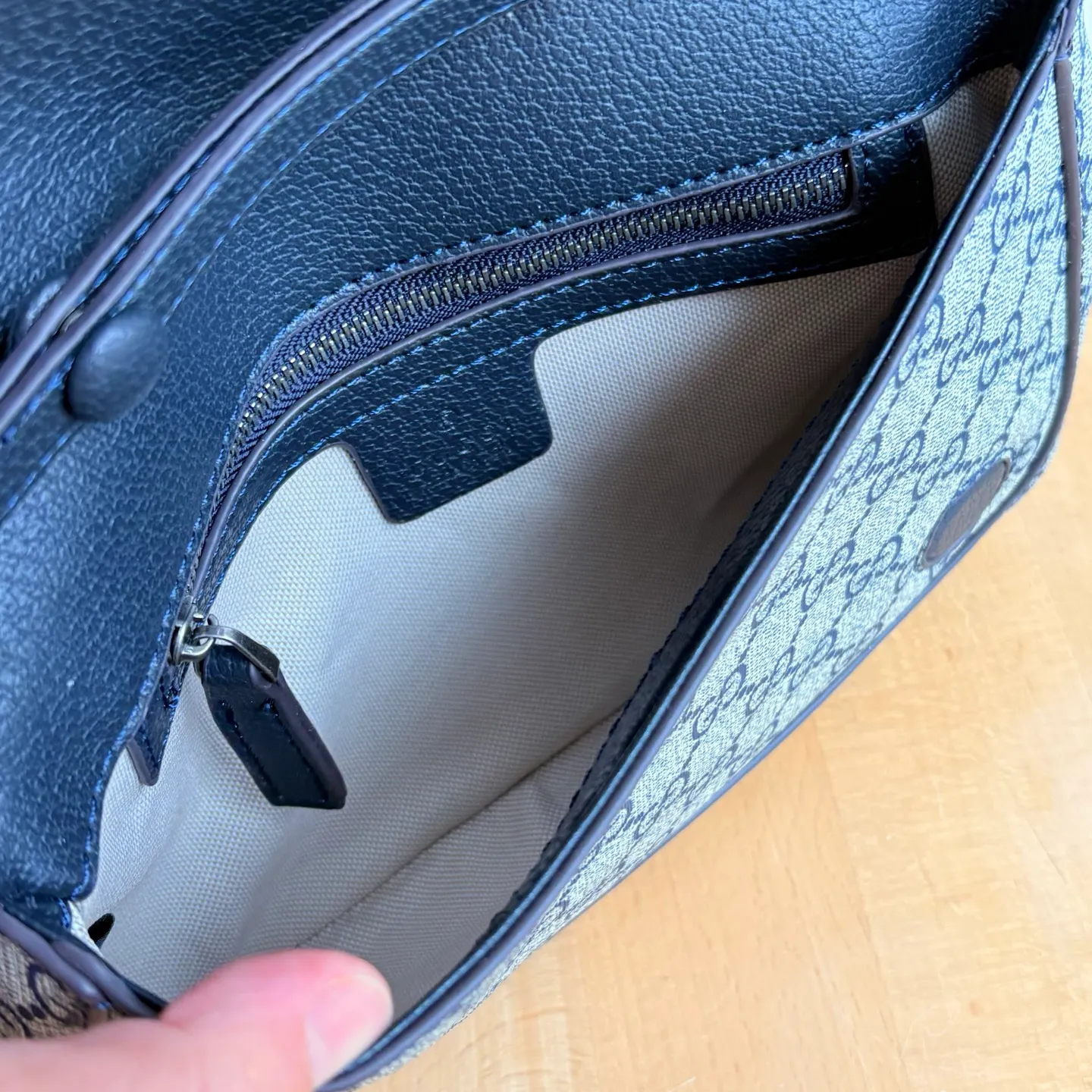 Actual shot #💰360 Style number: 699268 blue silver Size: 28/16/4cm 𝐁𝐥𝐨𝐧𝐝𝐢𝐞 series shoulder bag canvas. Retro elements meet archive details, paying tribute to the charming fashion that permeated the "March of Love" fashion show. This shoulder bag is made of GG Supreme canvas with a delicate chain strap design, exuding a classic and timeless elegance. The round structure pays homage to the collection's charm with a renewed style, and the historic Guccio Gucci monogram enhances the style of the entire piece.