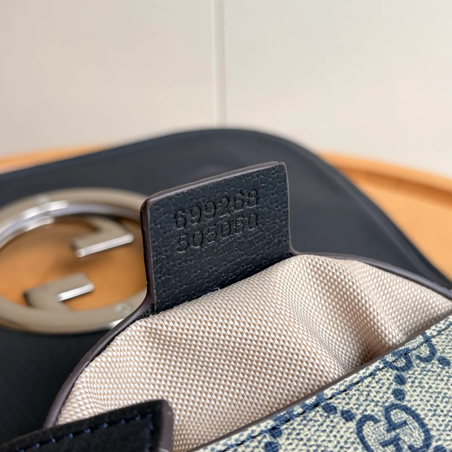 Actual shot #💰360 Style number: 699268 blue silver Size: 28/16/4cm 𝐁𝐥𝐨𝐧𝐝𝐢𝐞 series shoulder bag canvas. Retro elements meet archive details, paying tribute to the charming fashion that permeated the "March of Love" fashion show. This shoulder bag is made of GG Supreme canvas with a delicate chain strap design, exuding a classic and timeless elegance. The round structure pays homage to the collection's charm with a renewed style, and the historic Guccio Gucci monogram enhances the style of the entire piece.