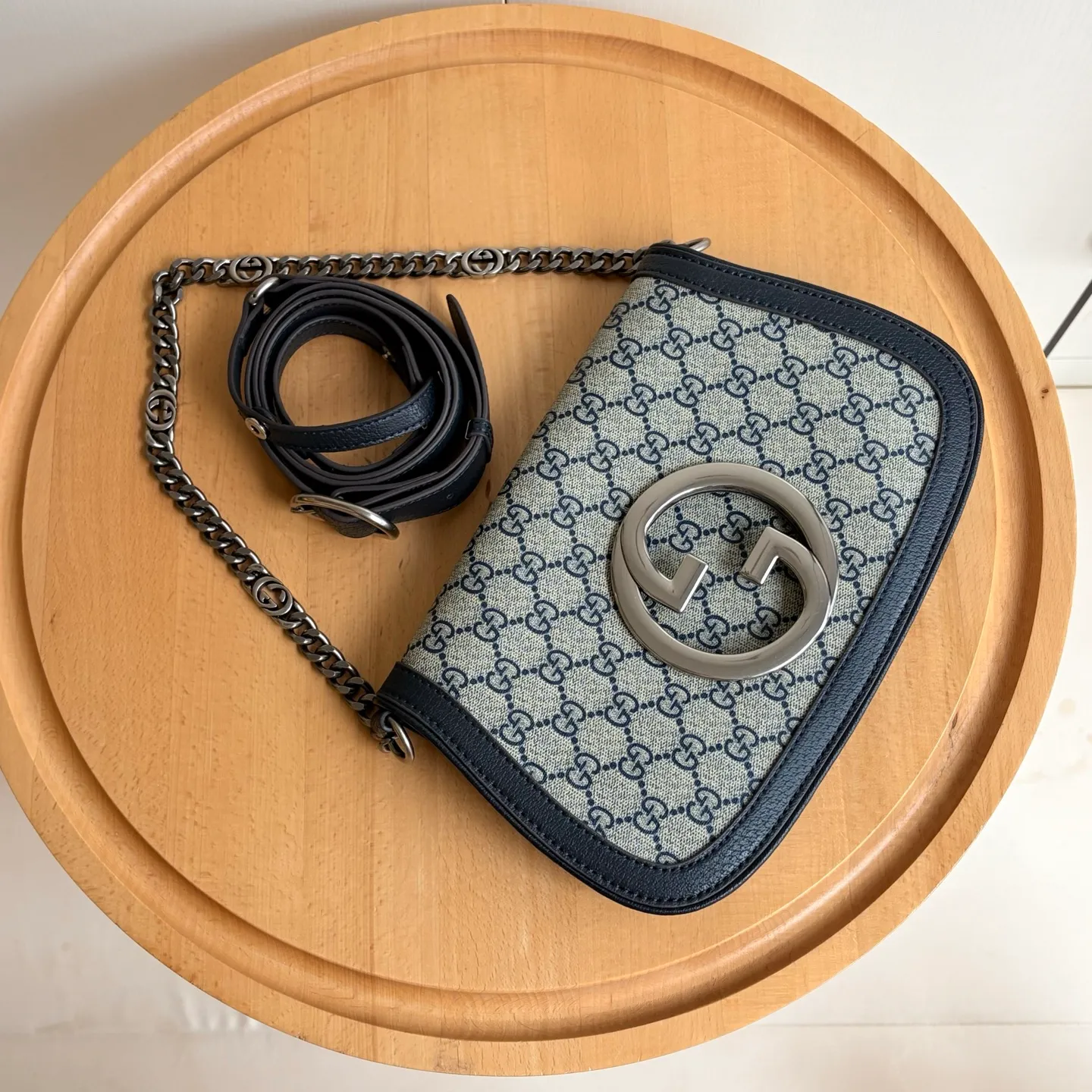 Actual shot #💰360 Style number: 699268 blue silver Size: 28/16/4cm 𝐁𝐥𝐨𝐧𝐝𝐢𝐞 series shoulder bag canvas. Retro elements meet archive details, paying tribute to the charming fashion that permeated the "March of Love" fashion show. This shoulder bag is made of GG Supreme canvas with a delicate chain strap design, exuding a classic and timeless elegance. The round structure pays homage to the collection's charm with a renewed style, and the historic Guccio Gucci monogram enhances the style of the entire piece.
