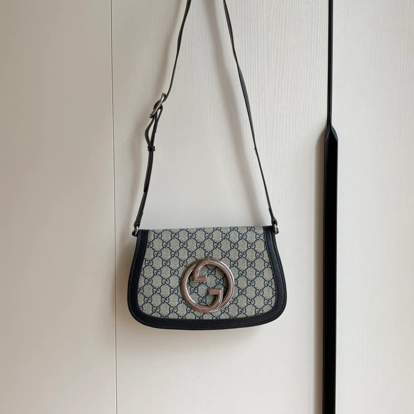 Actual shot #💰360 Style number: 699268 blue silver Size: 28/16/4cm 𝐁𝐥𝐨𝐧𝐝𝐢𝐞 series shoulder bag canvas. Retro elements meet archive details, paying tribute to the charming fashion that permeated the "March of Love" fashion show. This shoulder bag is made of GG Supreme canvas with a delicate chain strap design, exuding a classic and timeless elegance. The round structure pays homage to the collection's charm with a renewed style, and the historic Guccio Gucci monogram enhances the style of the entire piece.
