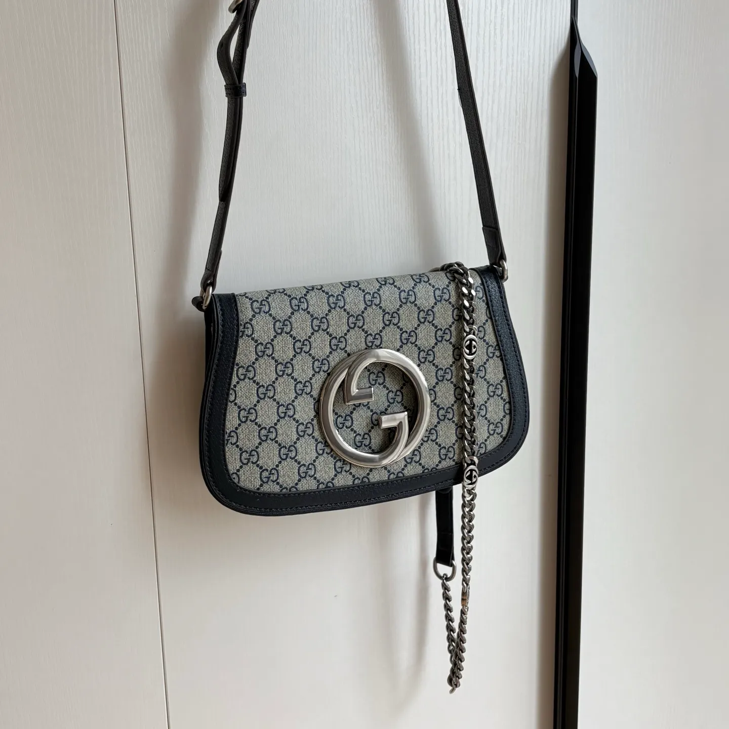 Actual shot #💰360 Style number: 699268 blue silver Size: 28/16/4cm 𝐁𝐥𝐨𝐧𝐝𝐢𝐞 series shoulder bag canvas. Retro elements meet archive details, paying tribute to the charming fashion that permeated the "March of Love" fashion show. This shoulder bag is made of GG Supreme canvas with a delicate chain strap design, exuding a classic and timeless elegance. The round structure pays homage to the collection's charm with a renewed style, and the historic Guccio Gucci monogram enhances the style of the entire piece.