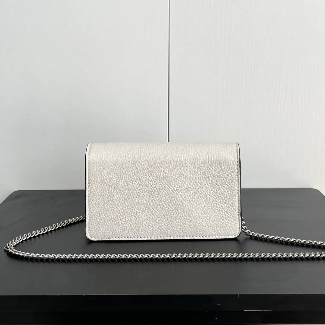 Real shot #💰280 Comes with box Model: 476432 White leather Size: 16.5x10x4.5cm 𝙂𝙪𝙘𝙘𝙞 𝘿𝙞𝙤𝙣𝙮𝙨𝙪𝙨 𝙈𝙞𝙣𝙞 16.5 Xiaogujia’s entry-level small bag is recommended. It’s not worth mentioning. It’s a classic model that can be said to be the symbol of Xiaogujia. The classic mini Dionysian buckle is paired with calfskin. This bag has a very high appearance rate. It is simply a tool for daily wear and is very popular on the street❗️