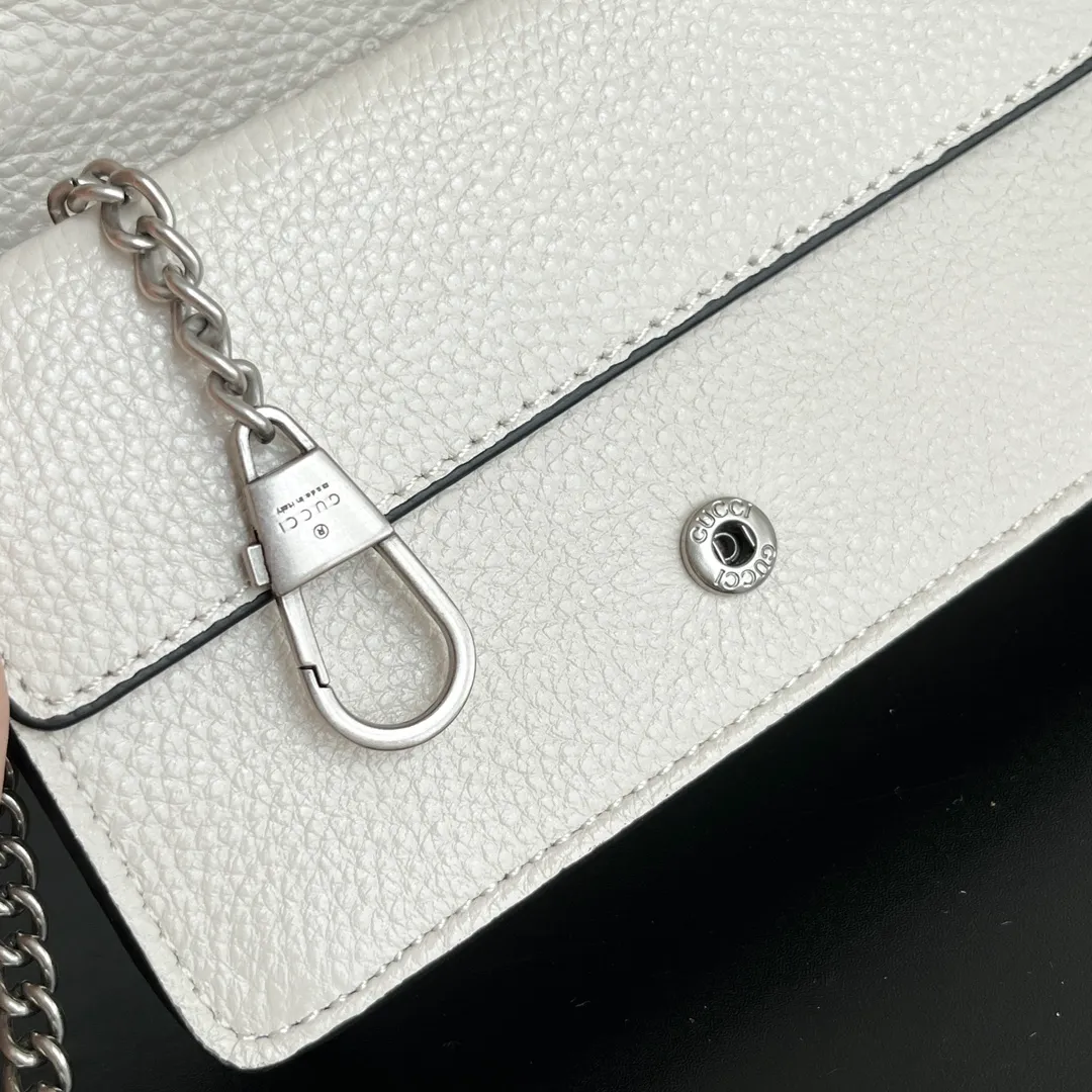 Real shot #💰280 Comes with box Model: 476432 White leather Size: 16.5x10x4.5cm 𝙂𝙪𝙘𝙘𝙞 𝘿𝙞𝙤𝙣𝙮𝙨𝙪𝙨 𝙈𝙞𝙣𝙞 16.5 Xiaogujia’s entry-level small bag is recommended. It’s not worth mentioning. It’s a classic model that can be said to be the symbol of Xiaogujia. The classic mini Dionysian buckle is paired with calfskin. This bag has a very high appearance rate. It is simply a tool for daily wear and is very popular on the street❗️
