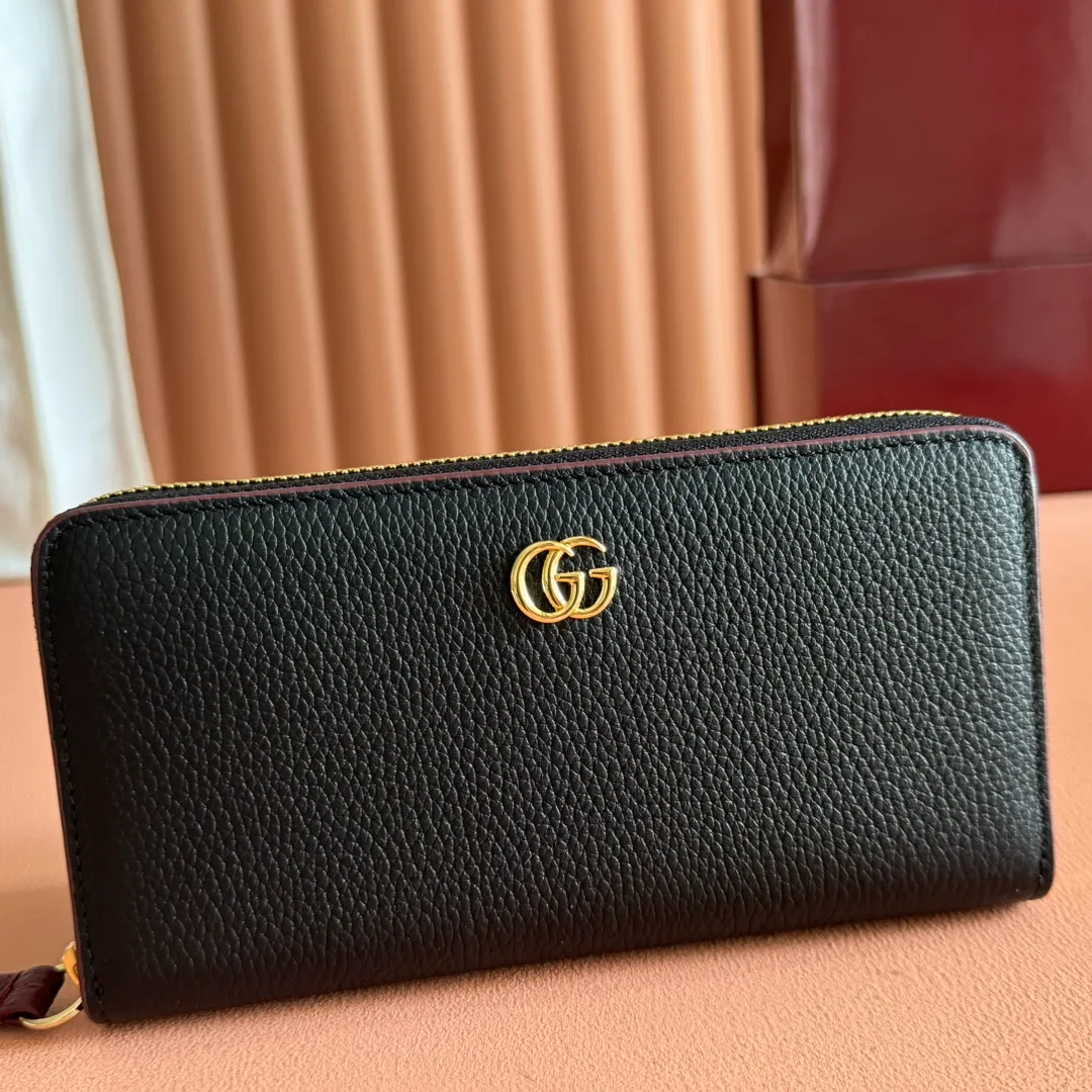 p460. 💋💋💋"With full set of original counter packaging" [New product] Full zipper wallet with small double G metal details. Exquisitely crafted from textured cow leather. Anchor red with light pink cow leather, gold metal hardware, Double G, twelve card compartments and three bill compartments, zippered coin pocket, full zipper closure, weight: approx. 0.23 kg, model number: 456117. Dimensions: 10.5cm (L) x 19cm (W) x 2cm (D) Color: Anchor Red/Black. Made in Italy