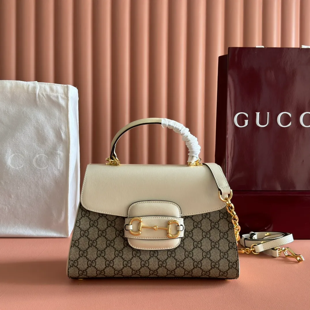 p1500. 📣📣📣【Original leather with 🌈full counter packaging】🔥🔥 Gucci Horsebit 1955 series medium handbag, model number 702049 The Gucci Horsebit 1955 series is presented in beige and ebony GG Supreme canvas. This series draws inspiration from archival designs and carefully combines the classic details of the brand's founding more than sixty years ago with the essence of modern fashion, highlighting the unique charm of the horsebit. This design pattern is inspired by the brand's equestrian origins and consists of two elements: a double ring and a long strip. It has become one of the brand's most recognizable iconic elements. Brown leather piping adds an elegant touch to the design. Hide Details Beige and ebony GG Supreme canvas Brown leather trim Shiny gold-tone hardware Horsebit closure Interior: 2 main compartments and 1 zipped pocket 50cm chain strap and 55cm removable leather shoulder strap Medium dimensions: 29cm (W) x 20cm (H) x 13cm (D)