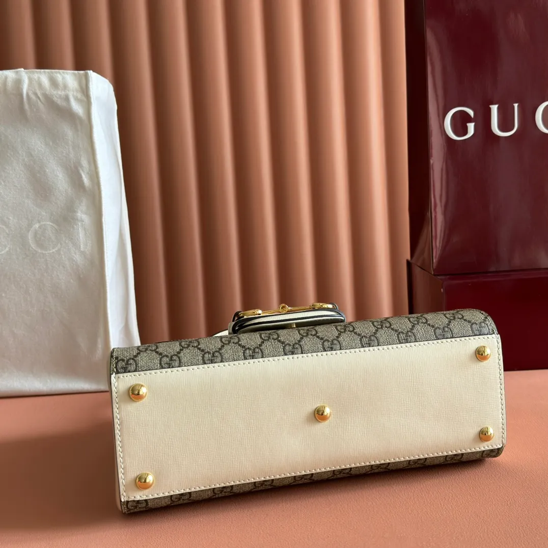 p1500. 📣📣📣【Original leather with 🌈full counter packaging】🔥🔥 Gucci Horsebit 1955 series medium handbag, model number 702049 The Gucci Horsebit 1955 series is presented in beige and ebony GG Supreme canvas. This series draws inspiration from archival designs and carefully combines the classic details of the brand's founding more than sixty years ago with the essence of modern fashion, highlighting the unique charm of the horsebit. This design pattern is inspired by the brand's equestrian origins and consists of two elements: a double ring and a long strip. It has become one of the brand's most recognizable iconic elements. Brown leather piping adds an elegant touch to the design. Hide Details Beige and ebony GG Supreme canvas Brown leather trim Shiny gold-tone hardware Horsebit closure Interior: 2 main compartments and 1 zipped pocket 50cm chain strap and 55cm removable leather shoulder strap Medium dimensions: 29cm (W) x 20cm (H) x 13cm (D)