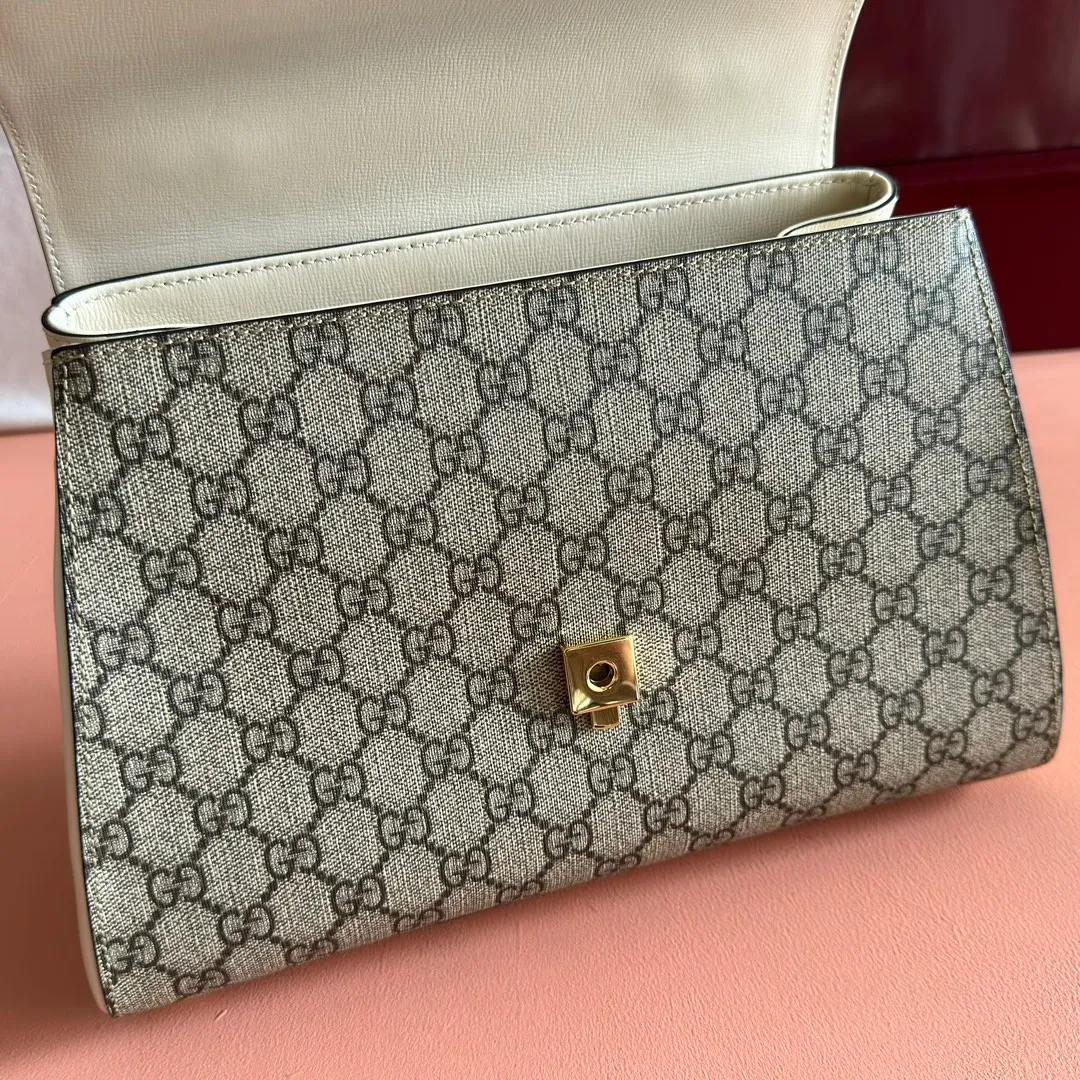 p1500. 📣📣📣【Original leather with 🌈full counter packaging】🔥🔥 Gucci Horsebit 1955 series medium handbag, model number 702049 The Gucci Horsebit 1955 series is presented in beige and ebony GG Supreme canvas. This series draws inspiration from archival designs and carefully combines the classic details of the brand's founding more than sixty years ago with the essence of modern fashion, highlighting the unique charm of the horsebit. This design pattern is inspired by the brand's equestrian origins and consists of two elements: a double ring and a long strip. It has become one of the brand's most recognizable iconic elements. Brown leather piping adds an elegant touch to the design. Hide Details Beige and ebony GG Supreme canvas Brown leather trim Shiny gold-tone hardware Horsebit closure Interior: 2 main compartments and 1 zipped pocket 50cm chain strap and 55cm removable leather shoulder strap Medium dimensions: 29cm (W) x 20cm (H) x 13cm (D)