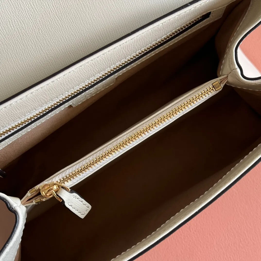 p1500. 📣📣📣【Original leather with 🌈full counter packaging】🔥🔥 Gucci Horsebit 1955 series medium handbag, model number 702049 The Gucci Horsebit 1955 series is presented in beige and ebony GG Supreme canvas. This series draws inspiration from archival designs and carefully combines the classic details of the brand's founding more than sixty years ago with the essence of modern fashion, highlighting the unique charm of the horsebit. This design pattern is inspired by the brand's equestrian origins and consists of two elements: a double ring and a long strip. It has become one of the brand's most recognizable iconic elements. Brown leather piping adds an elegant touch to the design. Hide Details Beige and ebony GG Supreme canvas Brown leather trim Shiny gold-tone hardware Horsebit closure Interior: 2 main compartments and 1 zipped pocket 50cm chain strap and 55cm removable leather shoulder strap Medium dimensions: 29cm (W) x 20cm (H) x 13cm (D)