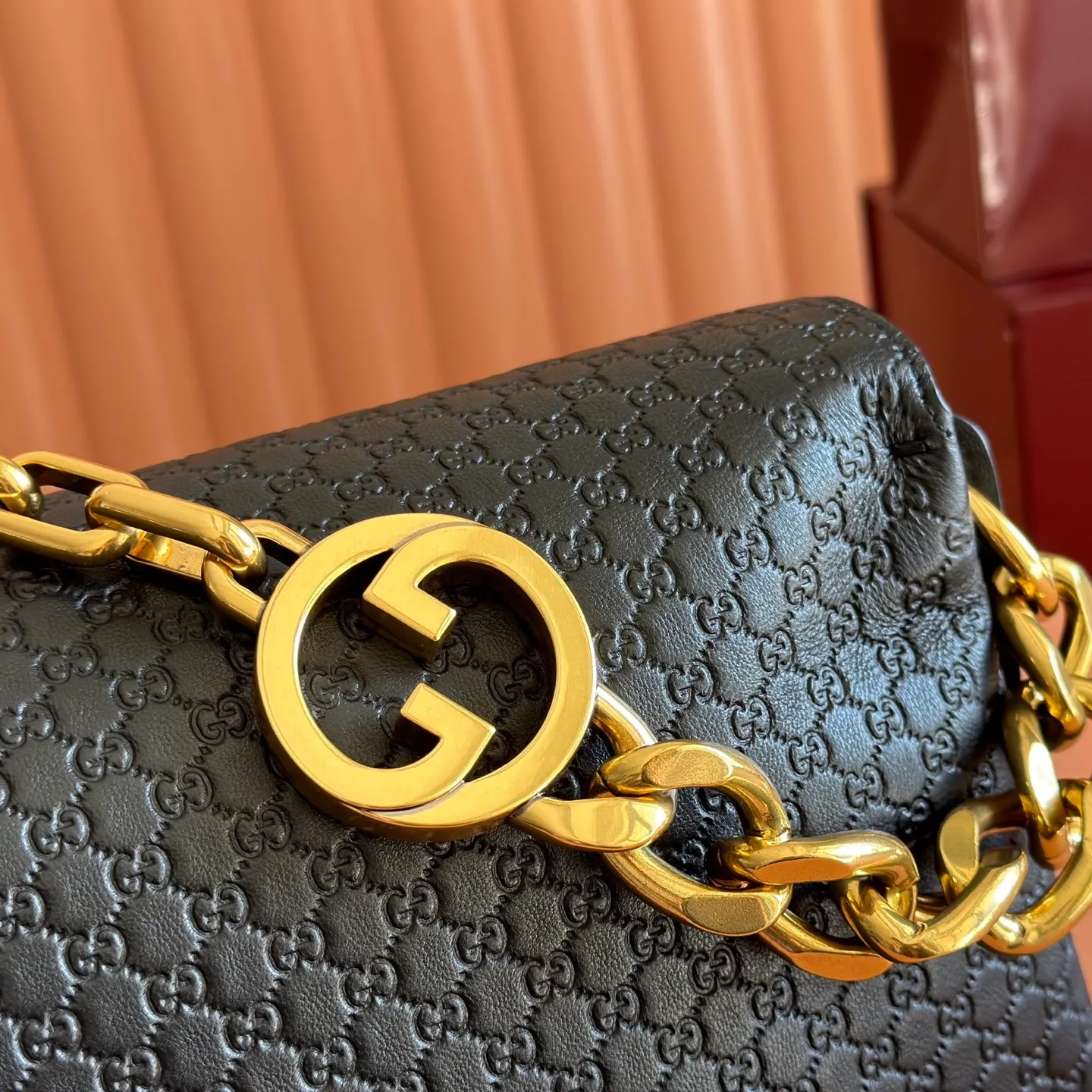 p1680💋💋💋【Original configuration counter complete package】This handbag combines modern silhouette and brand iconic pattern. This sleekly tailored bag features an antique-gold-tone chain with round interlocking G detailing and a 2-tiered design that offers ample interior storage space. Brown GG embossed suede material, antique gold tone accessories, brown cotton and linen blend lining, interior: 2 layers of fastening, 1 open pocket, chain shoulder strap height: 8 cm. Detachable and adjustable leather shoulder strap (height: 42 cm) Magnetic snap closure Model: 857362. Dimensions: 36cm (W) x 19.5cm (H) x 9.5cm (D) Weight: Approx. 1.1kg Color: Black velvet/embossed.