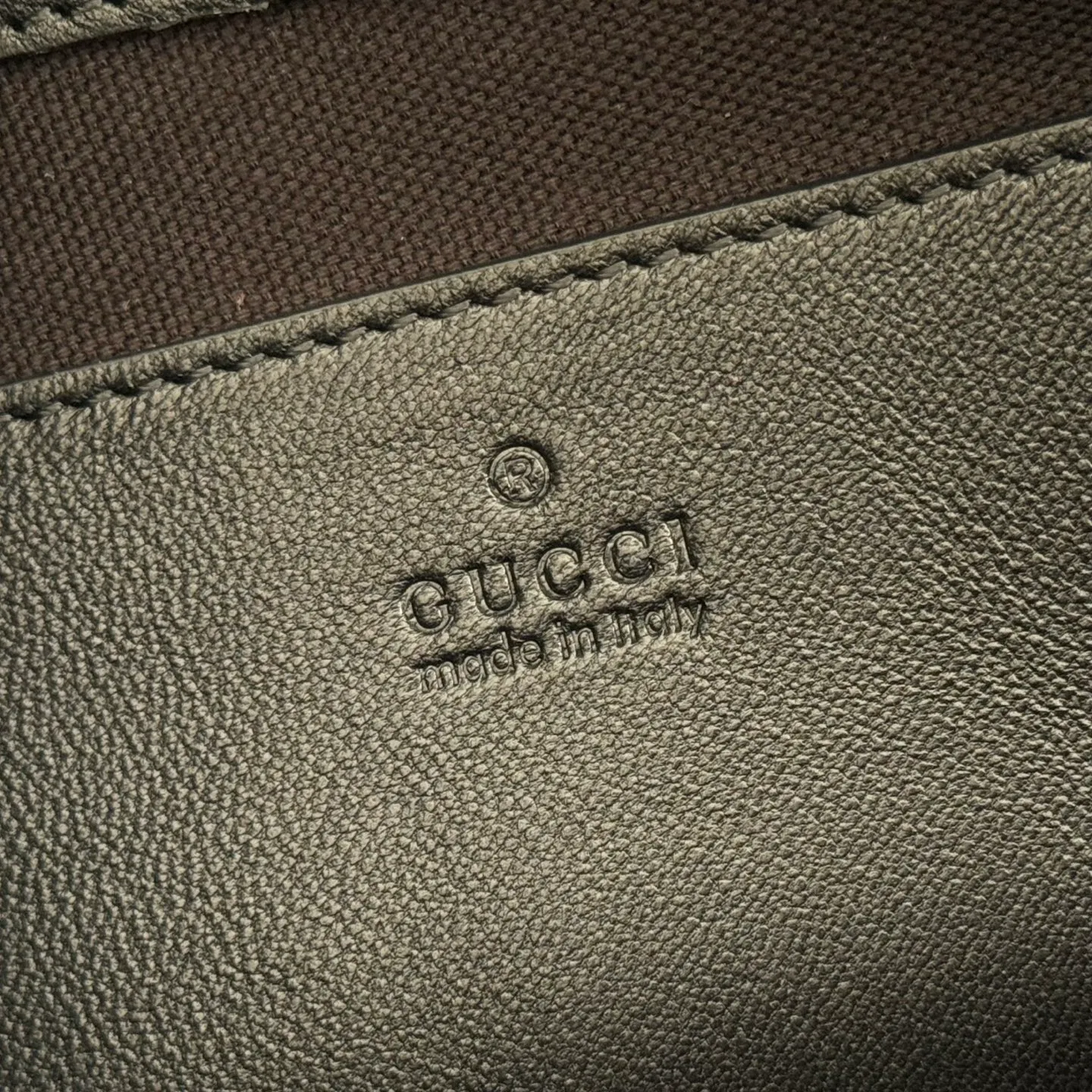 p1680💋💋💋【Original configuration counter complete package】This handbag combines modern silhouette and brand iconic pattern. This sleekly tailored bag features an antique-gold-tone chain with round interlocking G detailing and a 2-tiered design that offers ample interior storage space. Brown GG embossed suede material, antique gold tone accessories, brown cotton and linen blend lining, interior: 2 layers of fastening, 1 open pocket, chain shoulder strap height: 8 cm. Detachable and adjustable leather shoulder strap (height: 42 cm) Magnetic snap closure Model: 857362. Dimensions: 36cm (W) x 19.5cm (H) x 9.5cm (D) Weight: Approx. 1.1kg Color: Black velvet/embossed.